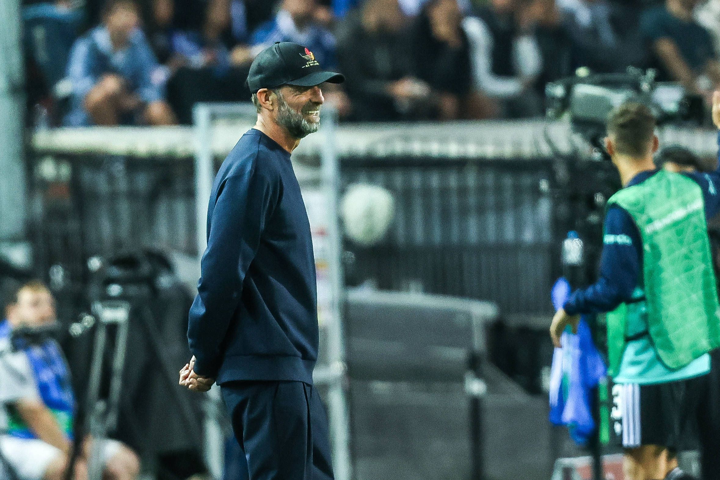 Jürgen Klopp steht an der Seitenlinie und hat die Arme hinter dem Rücken verschränkt.