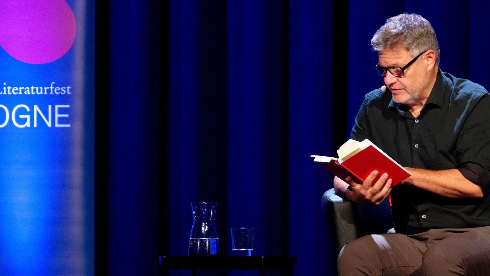 Robert Habeck sitzt bei der Vorstellung seines neuen Buchs im Rahmen der LitCologne auf der Bühne