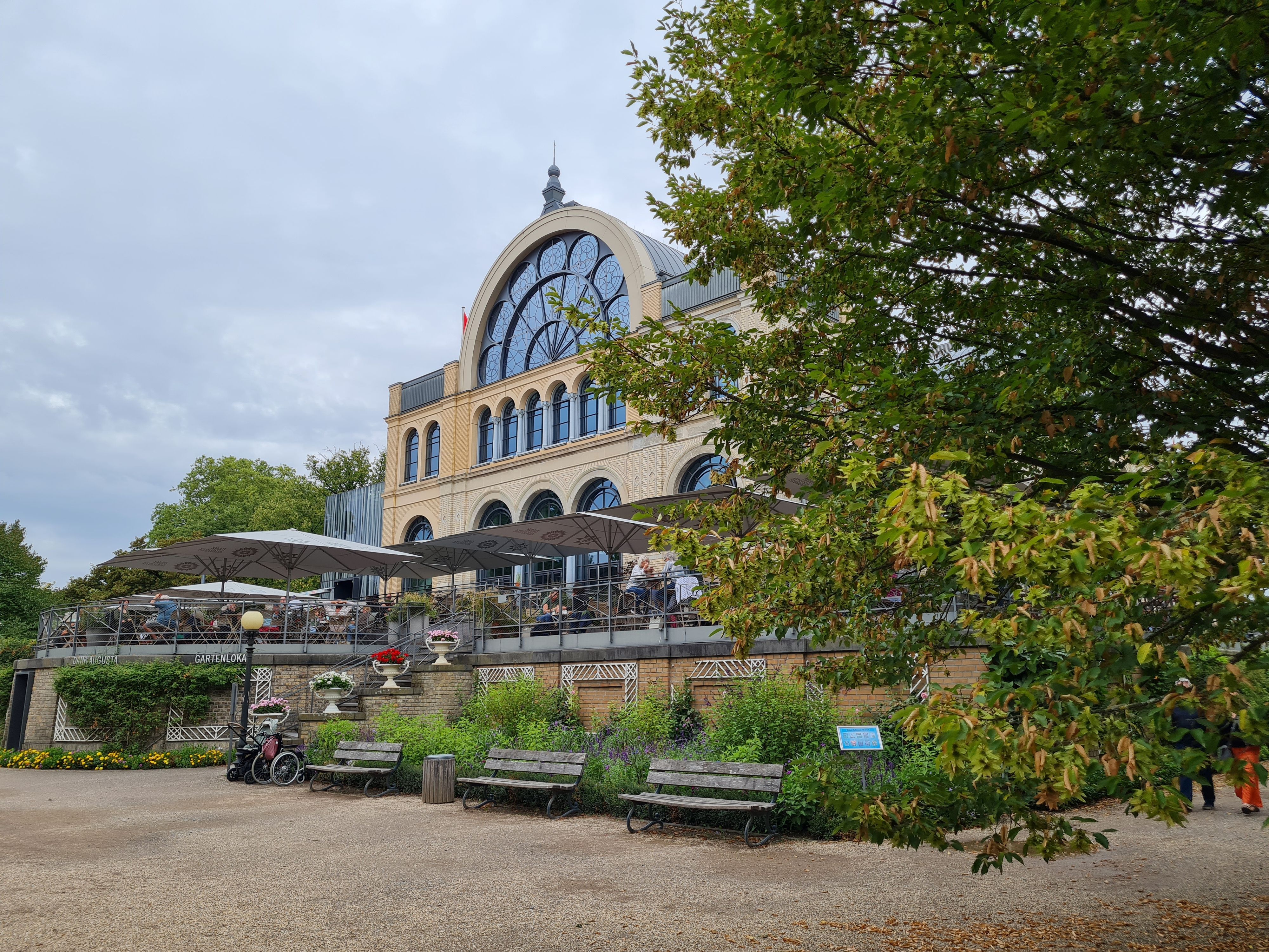Der restaurierte Wintergartenpalast der Flora mit einer Restaurant-Terrasse.
