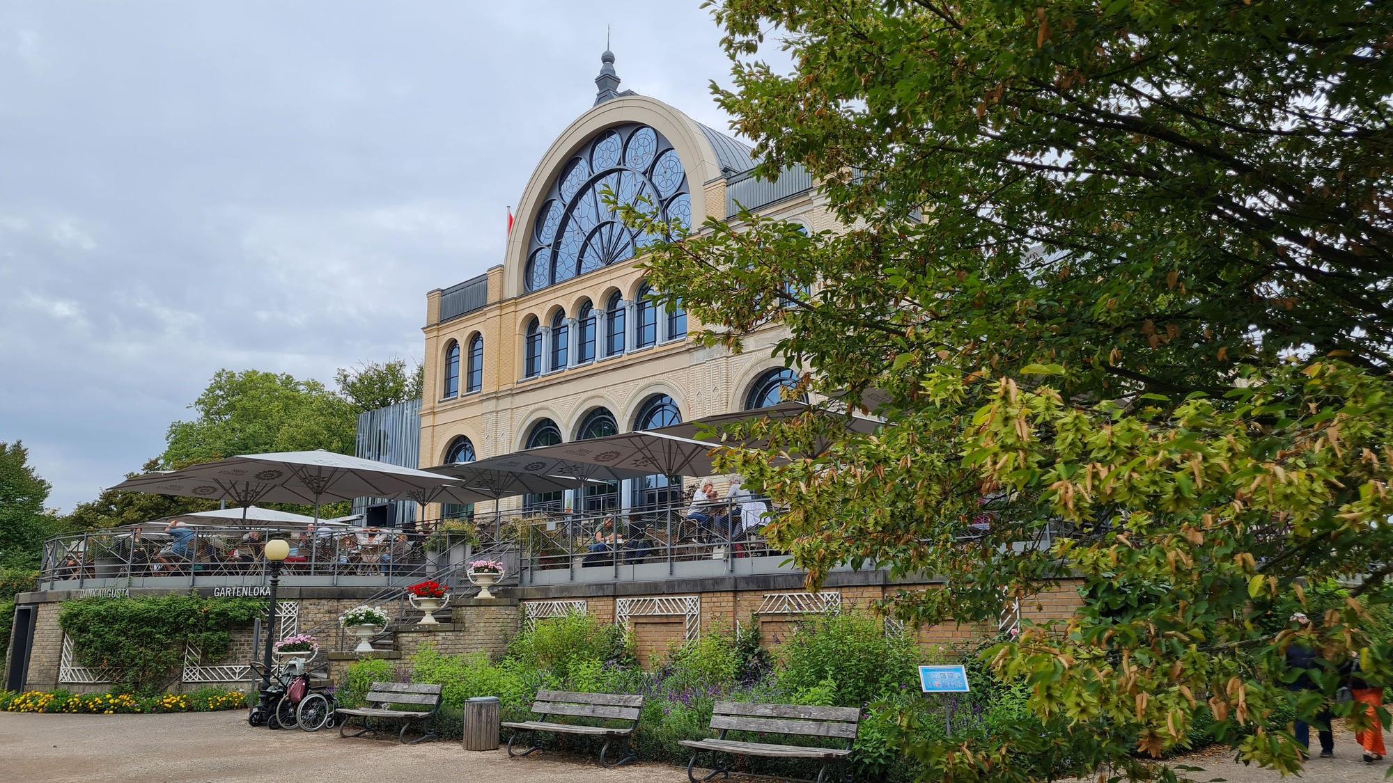 Der restaurierte Wintergartenpalast der Flora mit einer Restaurant-Terrasse.