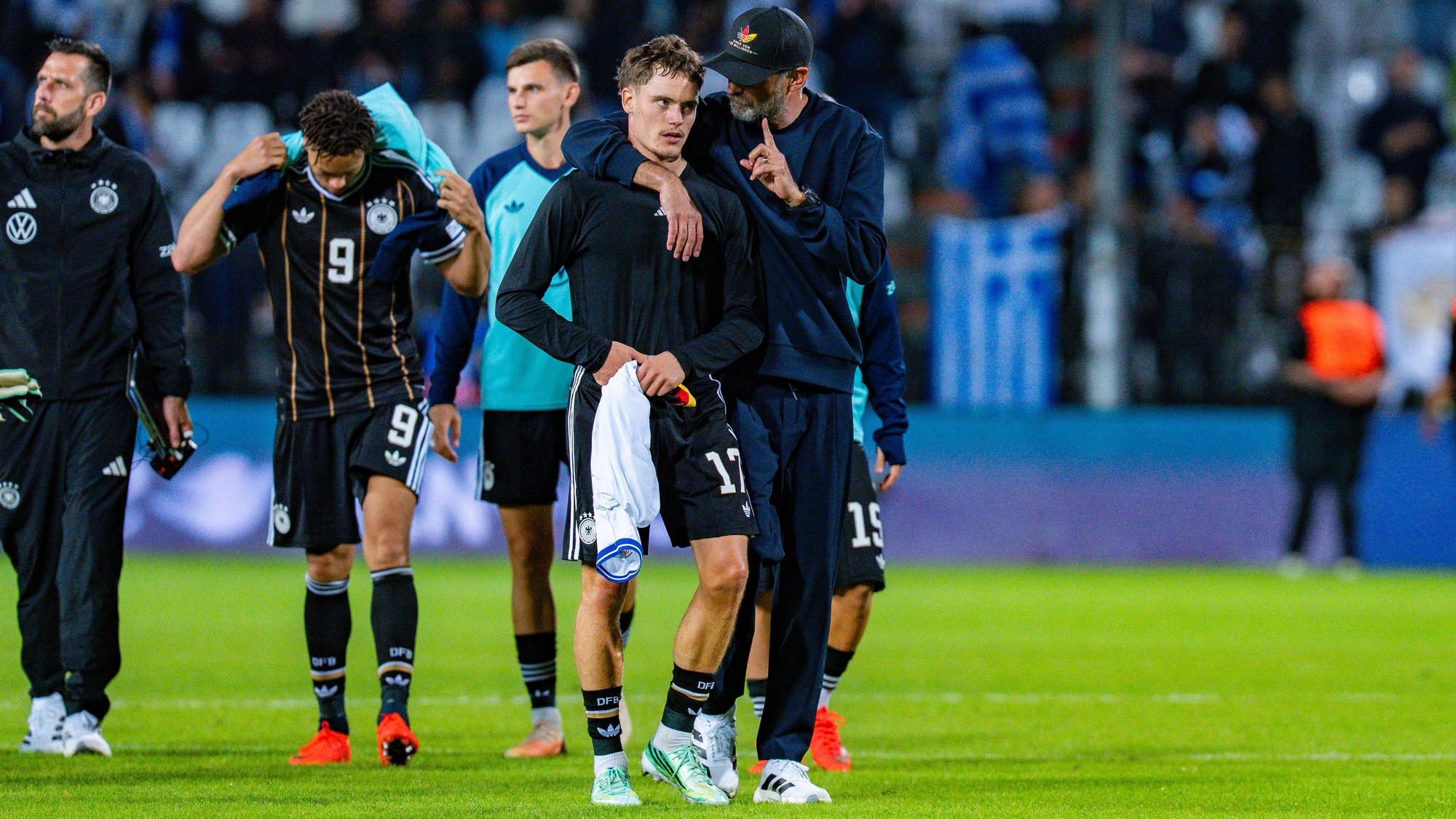 Jürgen Klopp tröstet Florian Wirtz, seinen Kapitän in Thessaloniki.
