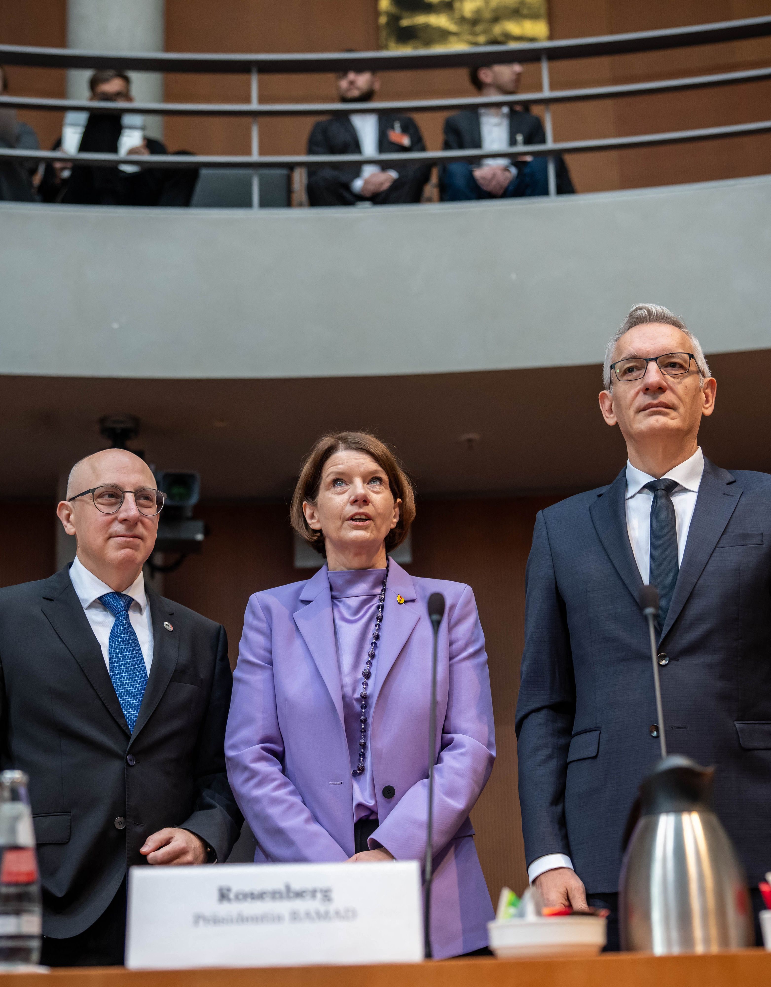 Martin Jäger (r-l), Präsident des Bundesnachrichtendienstes BND, Martina Rosenberg, Präsidentin des Millitärischen Abschirmdienstes MAD, und Sinan Selen, Präsident des Bundesamtes für Verfassungsschutz BfV, stehen vor der öffentlichen Anhörung des Parlamentarischen Kontrollgremiums PKGr, dem Gremium für die Kontrolle der Arbeit der Geheimdienste im Deutschen Bundestag, nebeneinander.