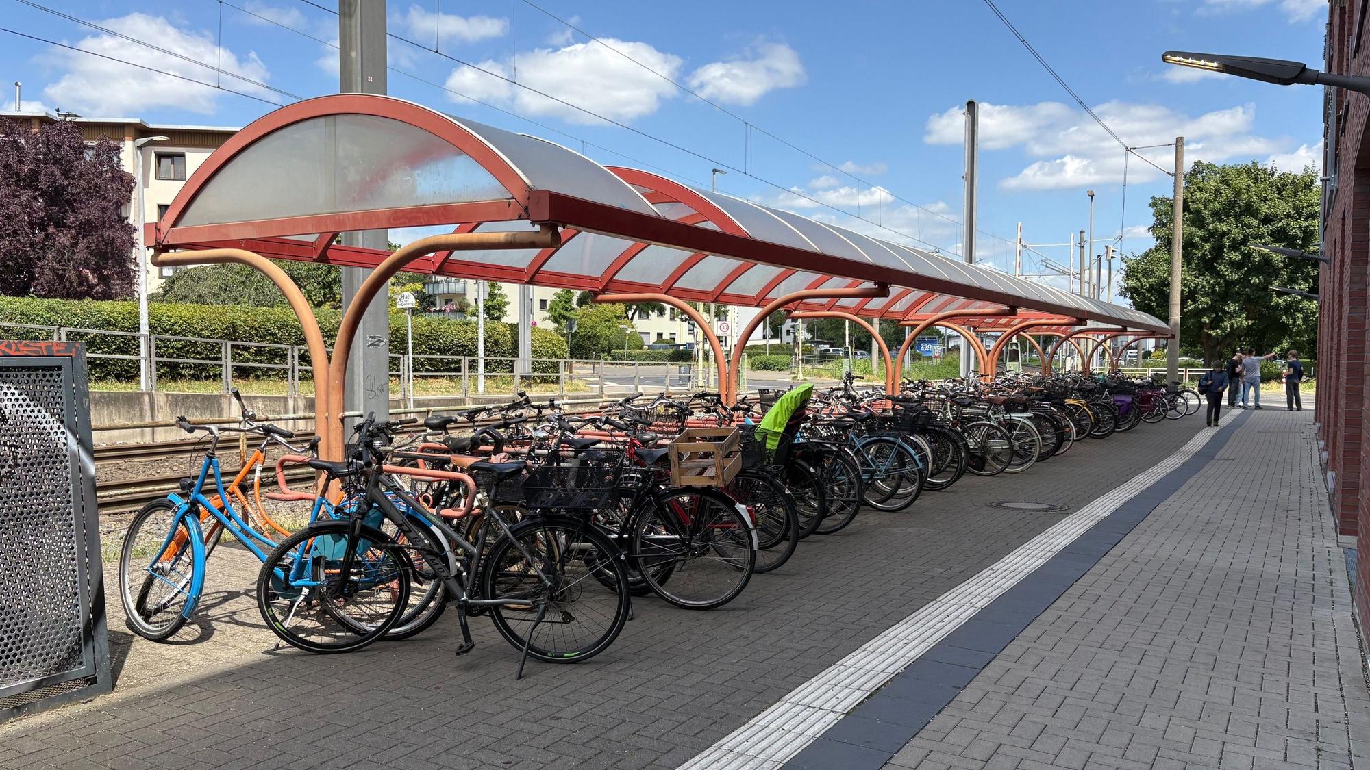 Der Sürther Bahnhof