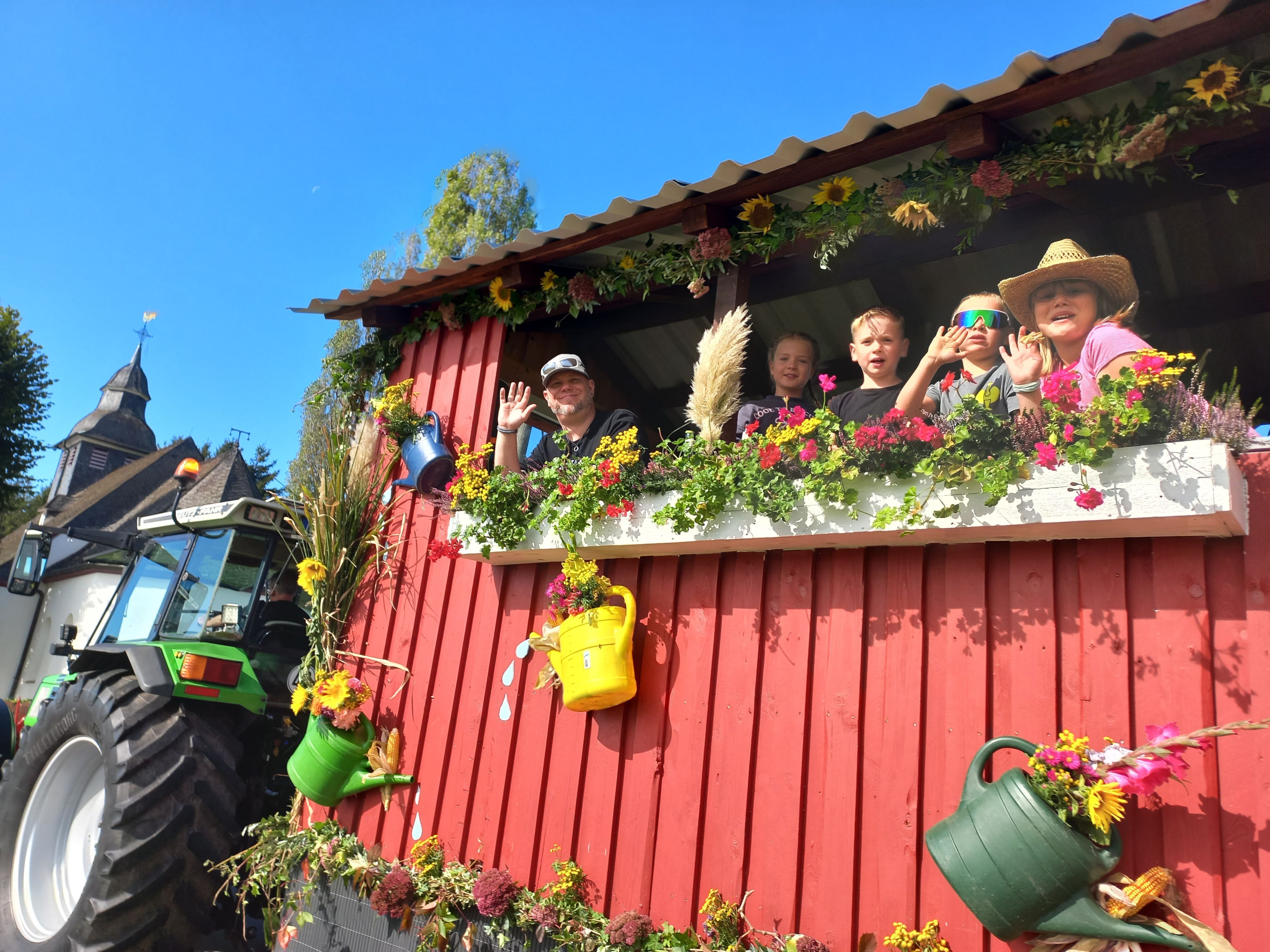 Blick auf einen Wagen im Erntezug