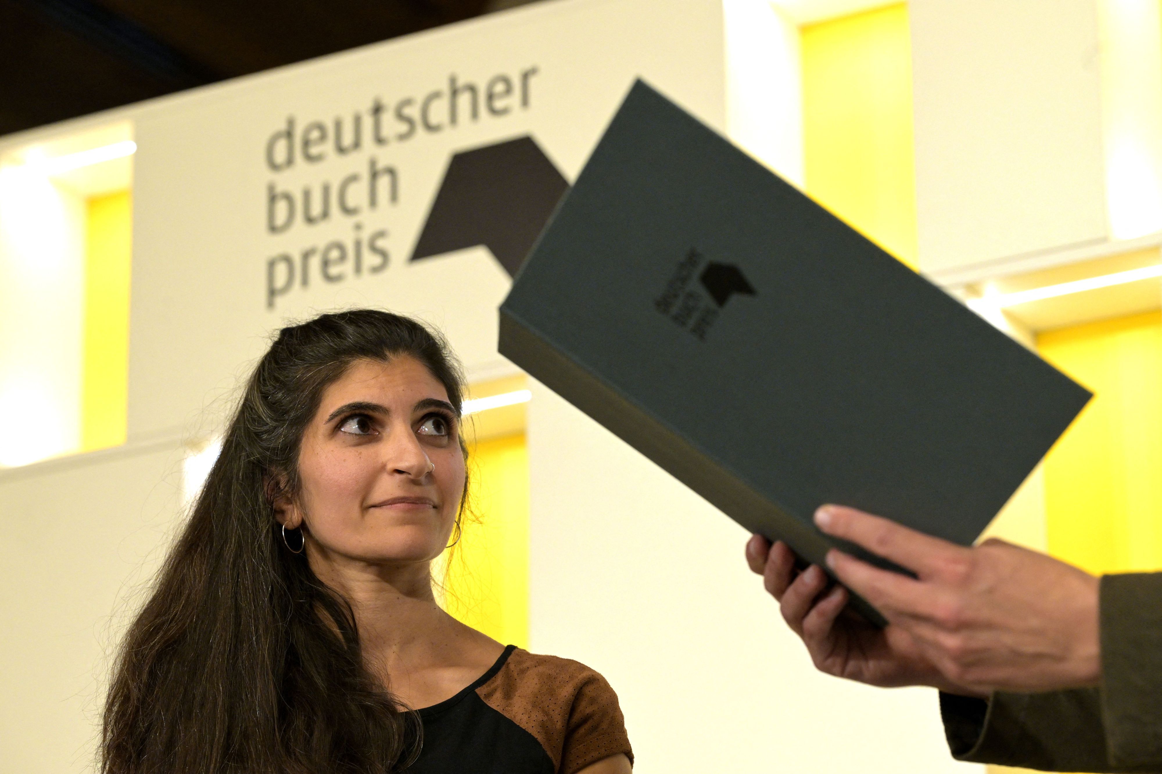 Die Autorin Shida Bazyar nimmt den Deutschen Buchpreis entgegen.