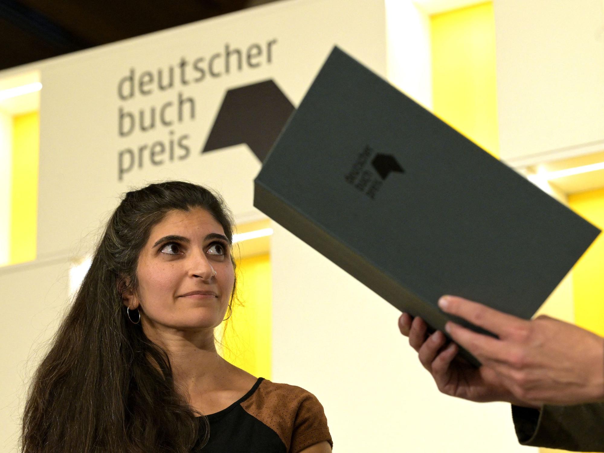 Die Autorin Shida Bazyar nimmt den Deutschen Buchpreis entgegen.