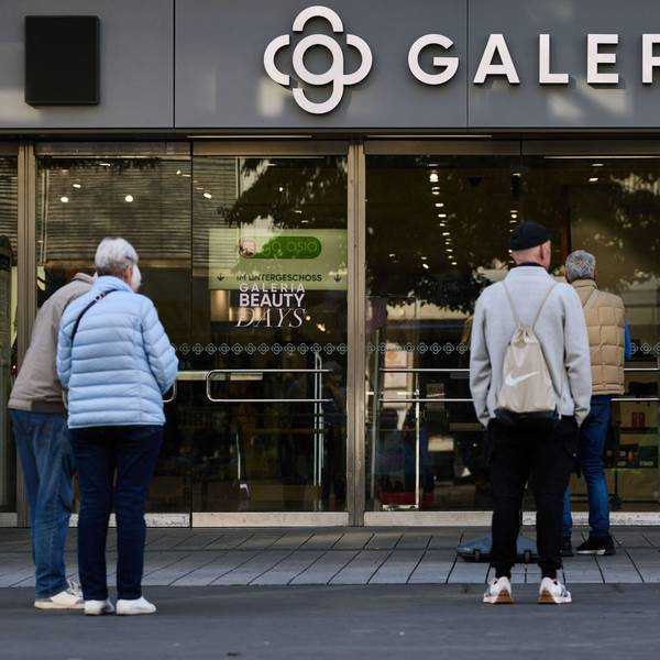 Passanten warten vor der Galeria-Filiale an der Schadowstraße in Düsseldorf auf Einlass. (Archivbild)