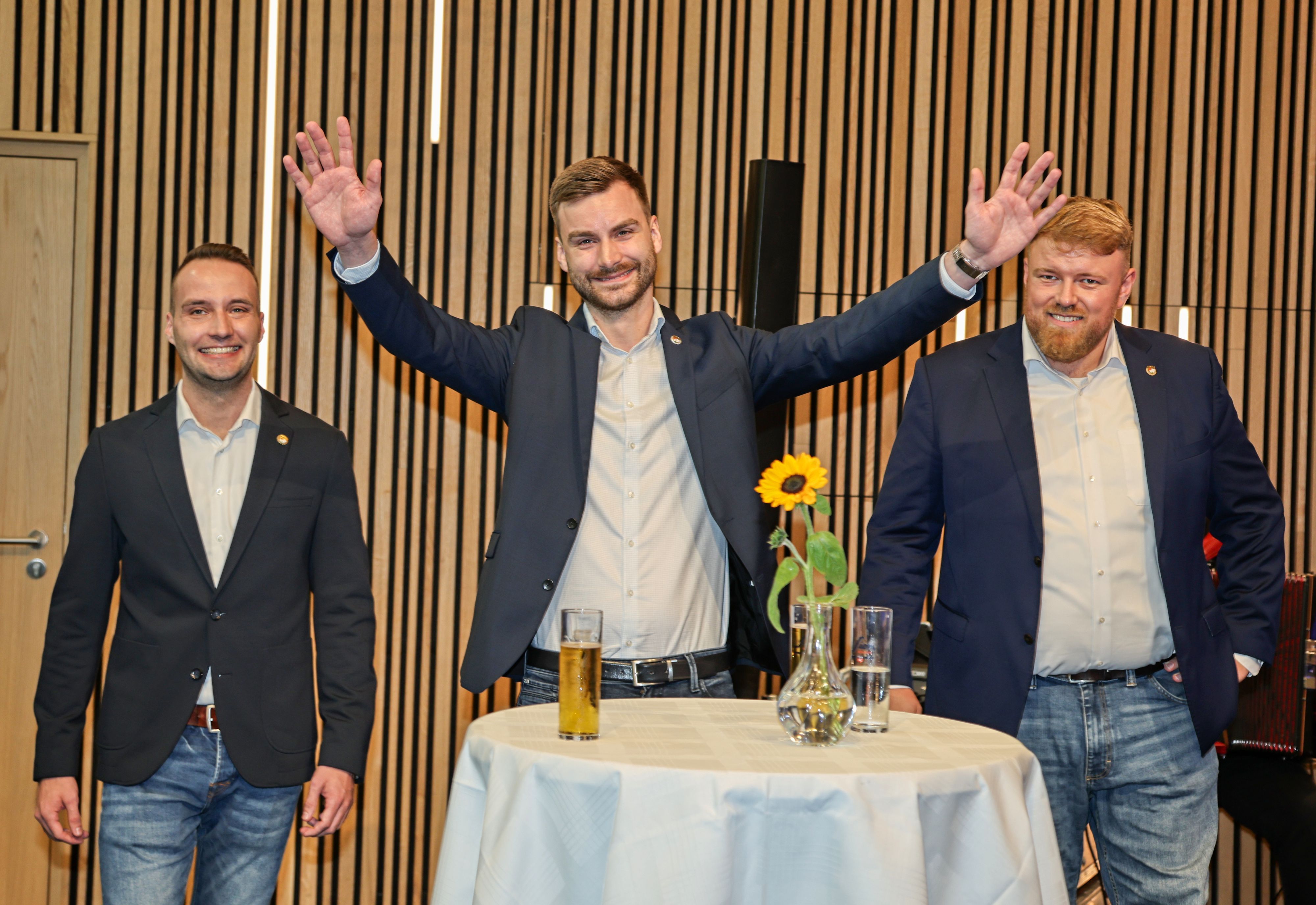 Prinz Marius (M.), Bauer Alex (r.) und Jungfrau Johanna beim Erntedankfest.