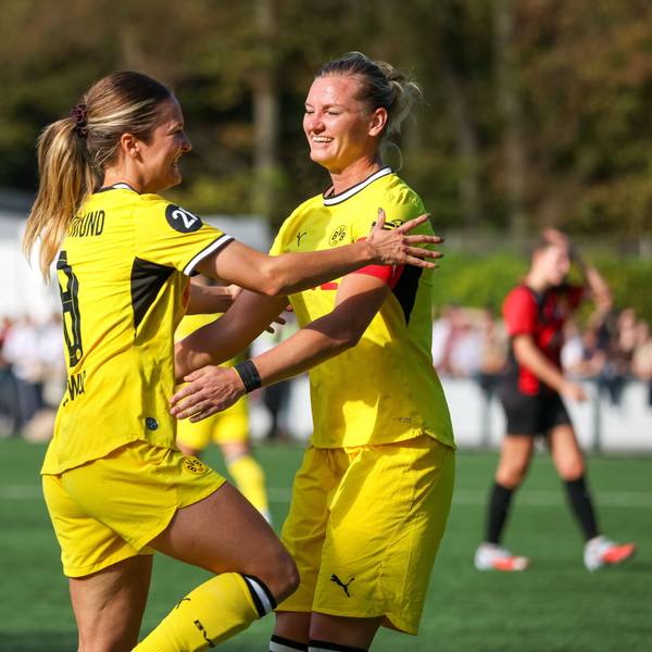 Torjubel Noreen Günnewig BVB mit Alexandra Popp BVB, DJK Südwest Köln vs Borussia Dortmund, Frauen Regionalliga West, 7. Spieltag, Köln, 04.10.2026. *** Noreen Günnewig BVB celebrates a goal with Alexandra Popp BVB, DJK Südwest Köln vs. Borussia Dortmund, Women s Regionalliga West, Matchday 7, Cologne, October 4, 2026