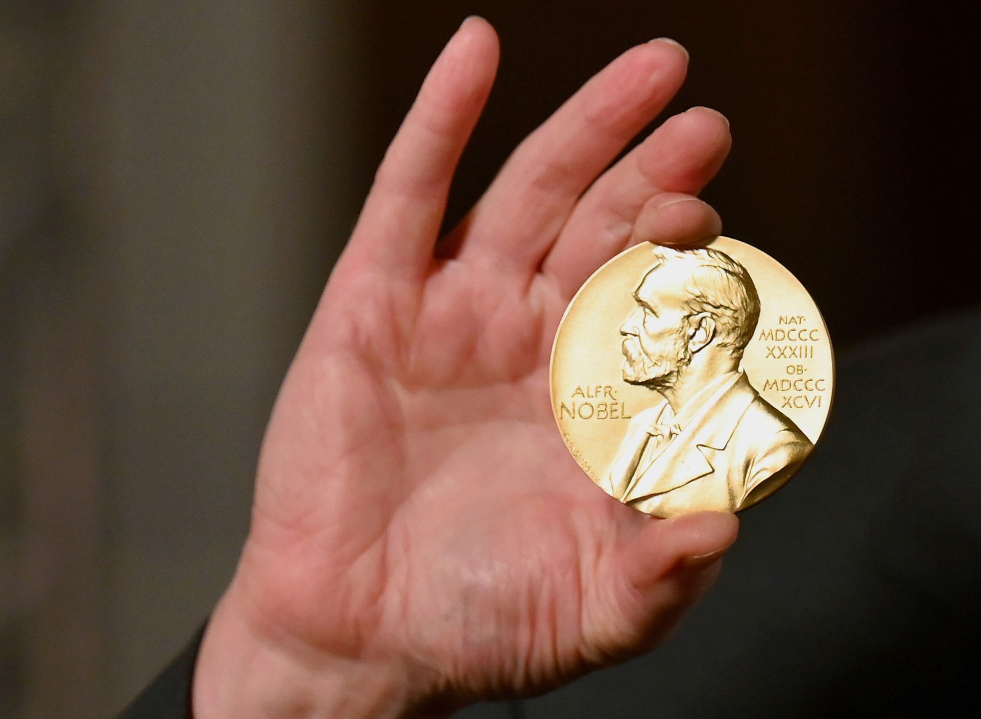 Eine Nobelmedaille wird während einer Zeremonie in New York hochgehalten. (Archivbild)
