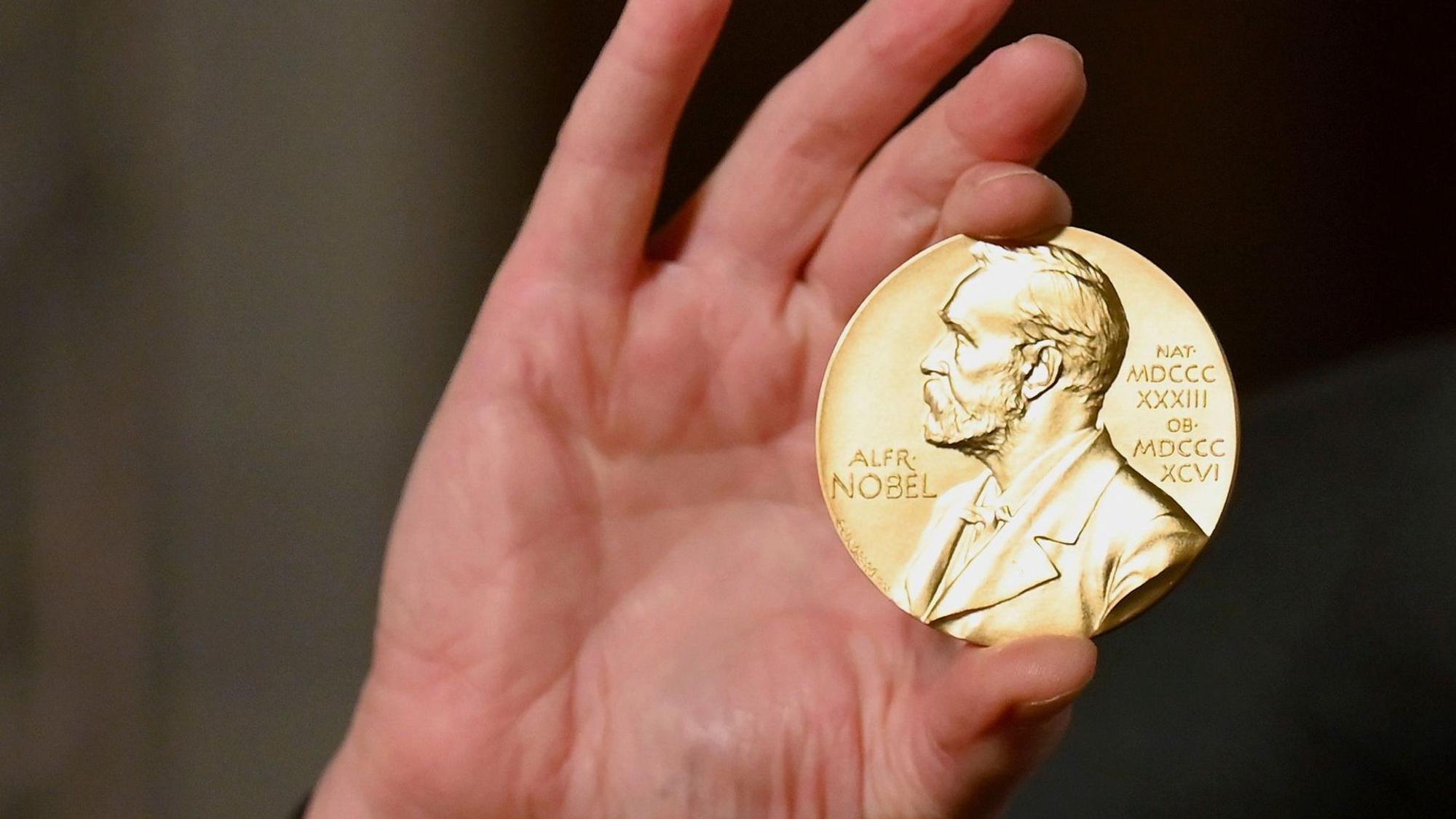 Eine Nobelmedaille wird während einer Zeremonie in New York hochgehalten. (Archivbild)