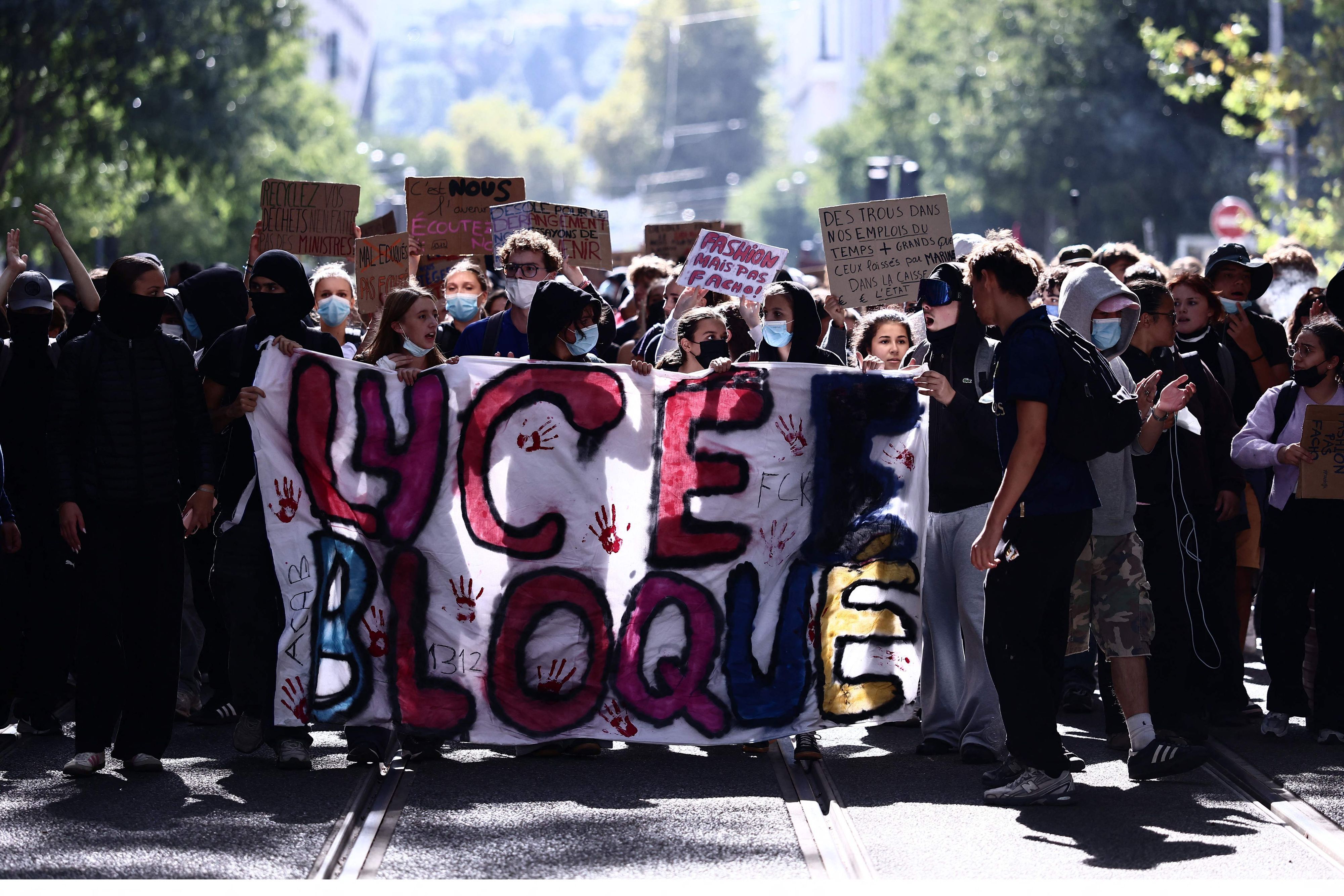 Studierende protestieren in Lyon gegen überfüllte Klassen, Lehrermangel, Stundenpläne und überhitzte Klassenräume.