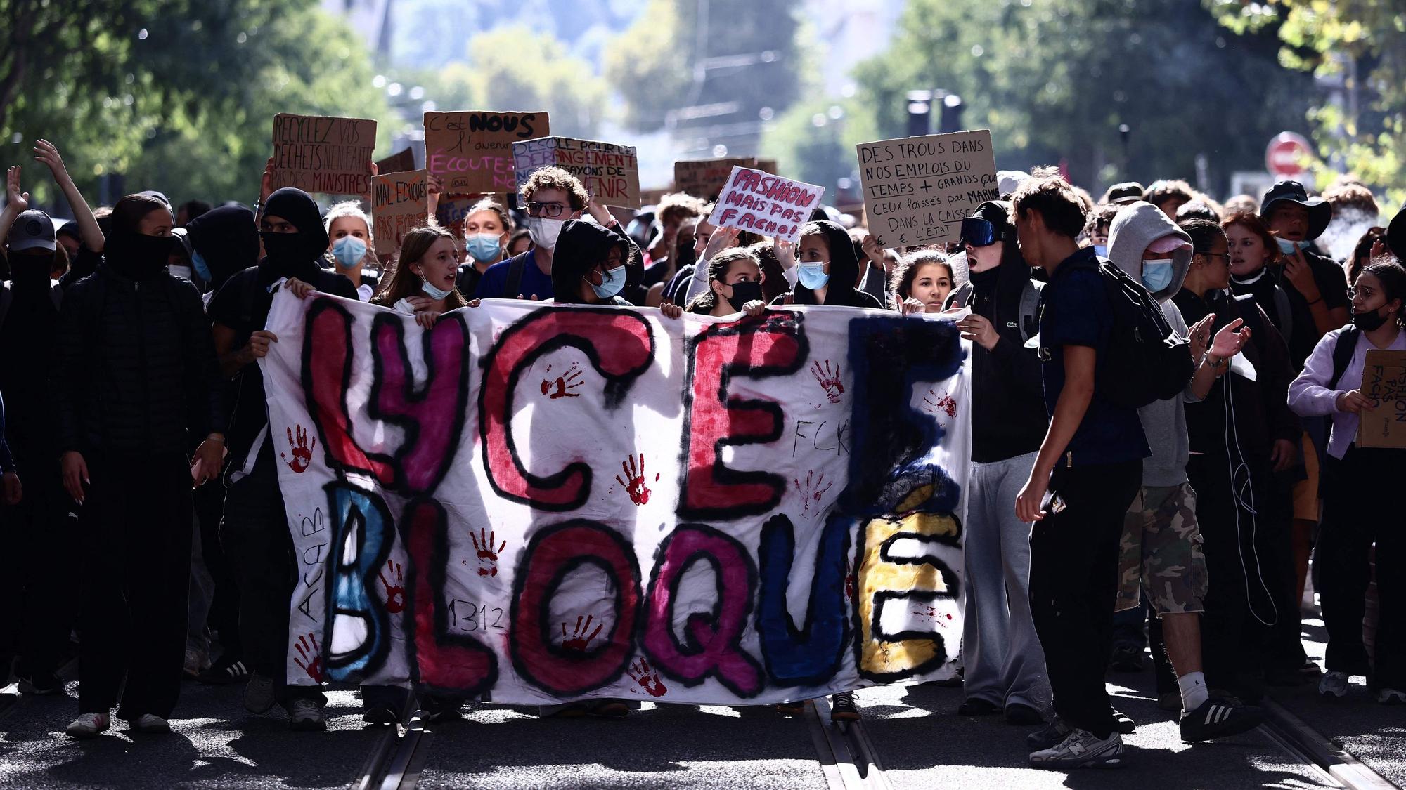 Studierende protestieren in Lyon gegen überfüllte Klassen, Lehrermangel, Stundenpläne und überhitzte Klassenräume.