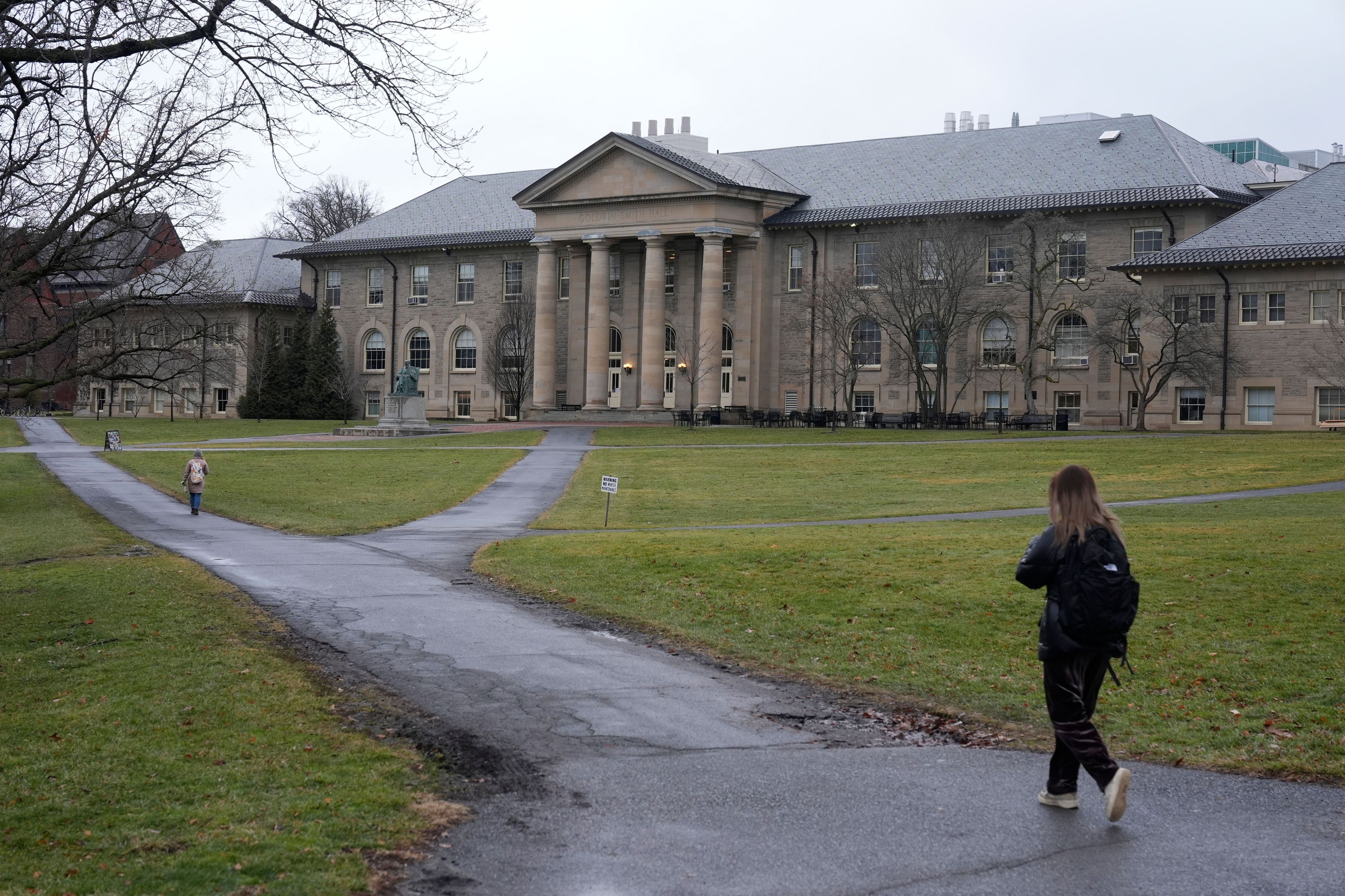 Menschen gehen über den Campus der Cornell University. (Archivbild)
