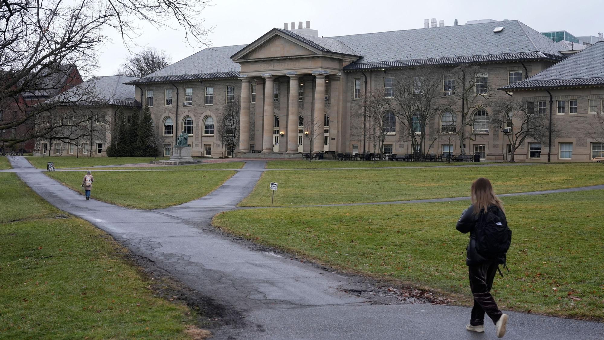 Menschen gehen über den Campus der Cornell University. (Archivbild)
