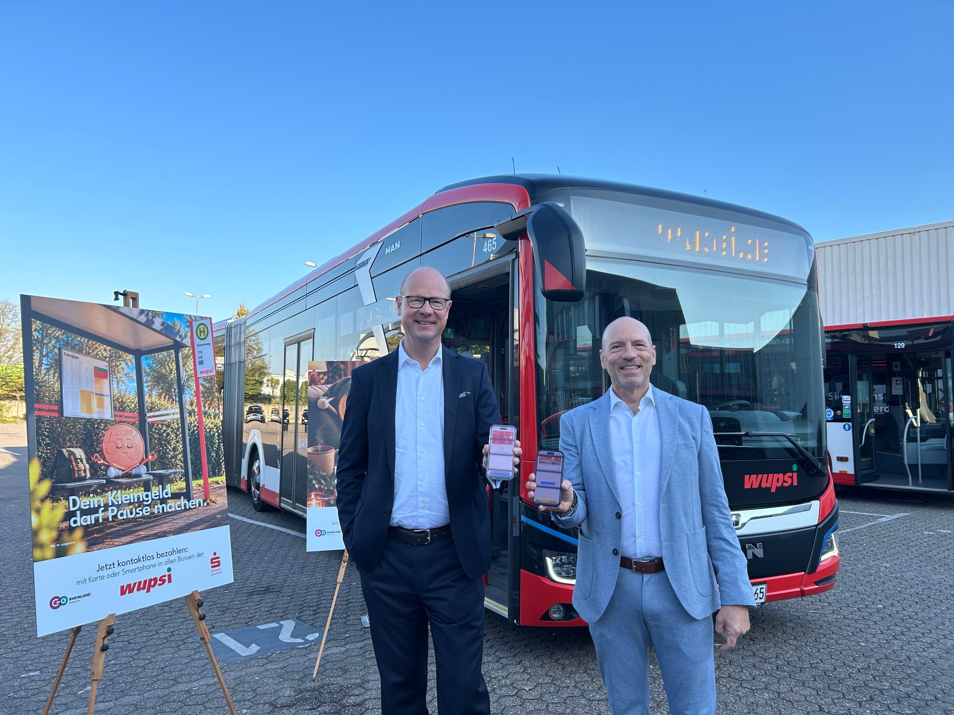 Marc Kretkowski und Markus Grawe stehen vor einem Bus.