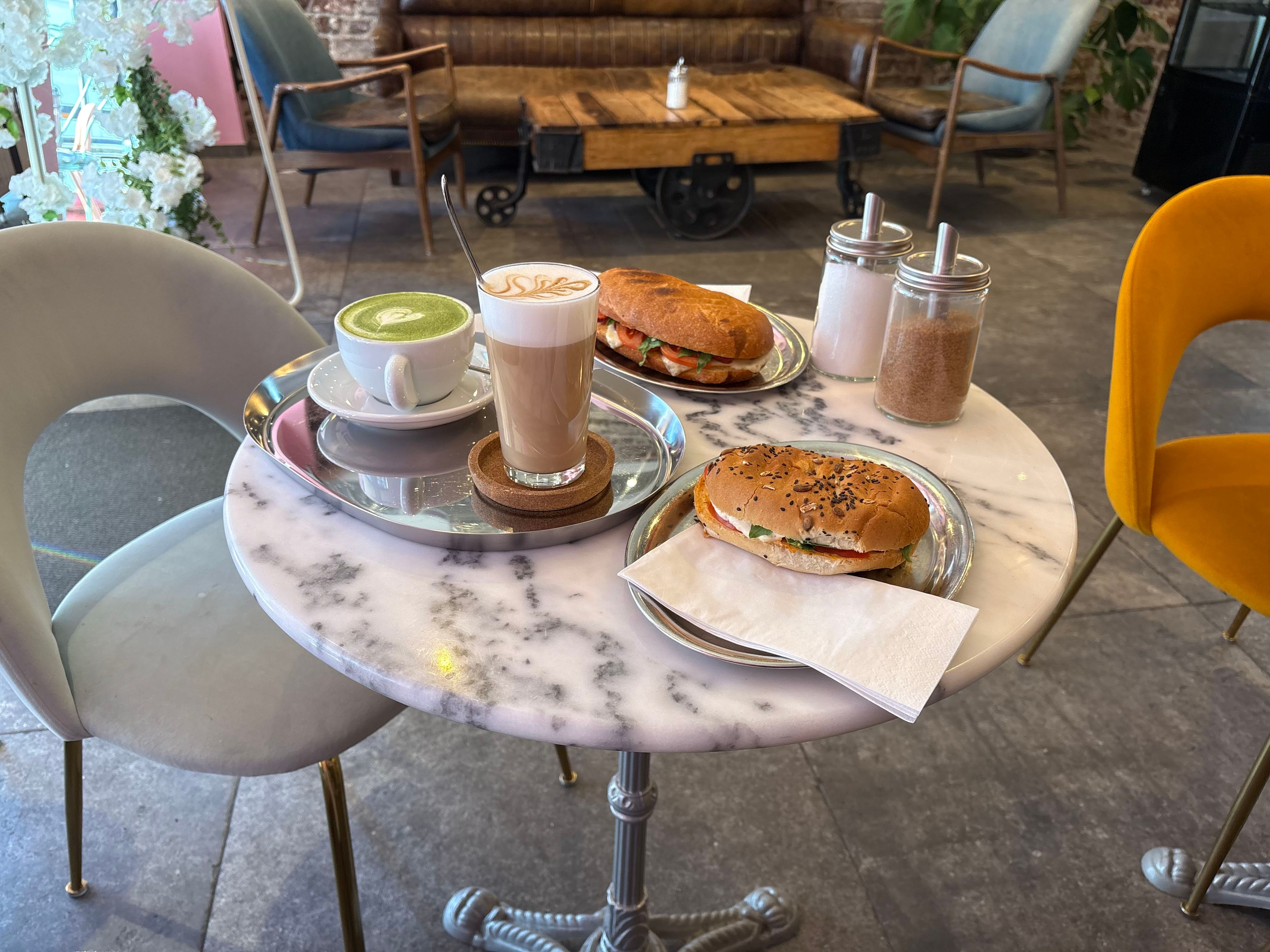 Café Qup in der Südstadt mit Panini und Bagel.