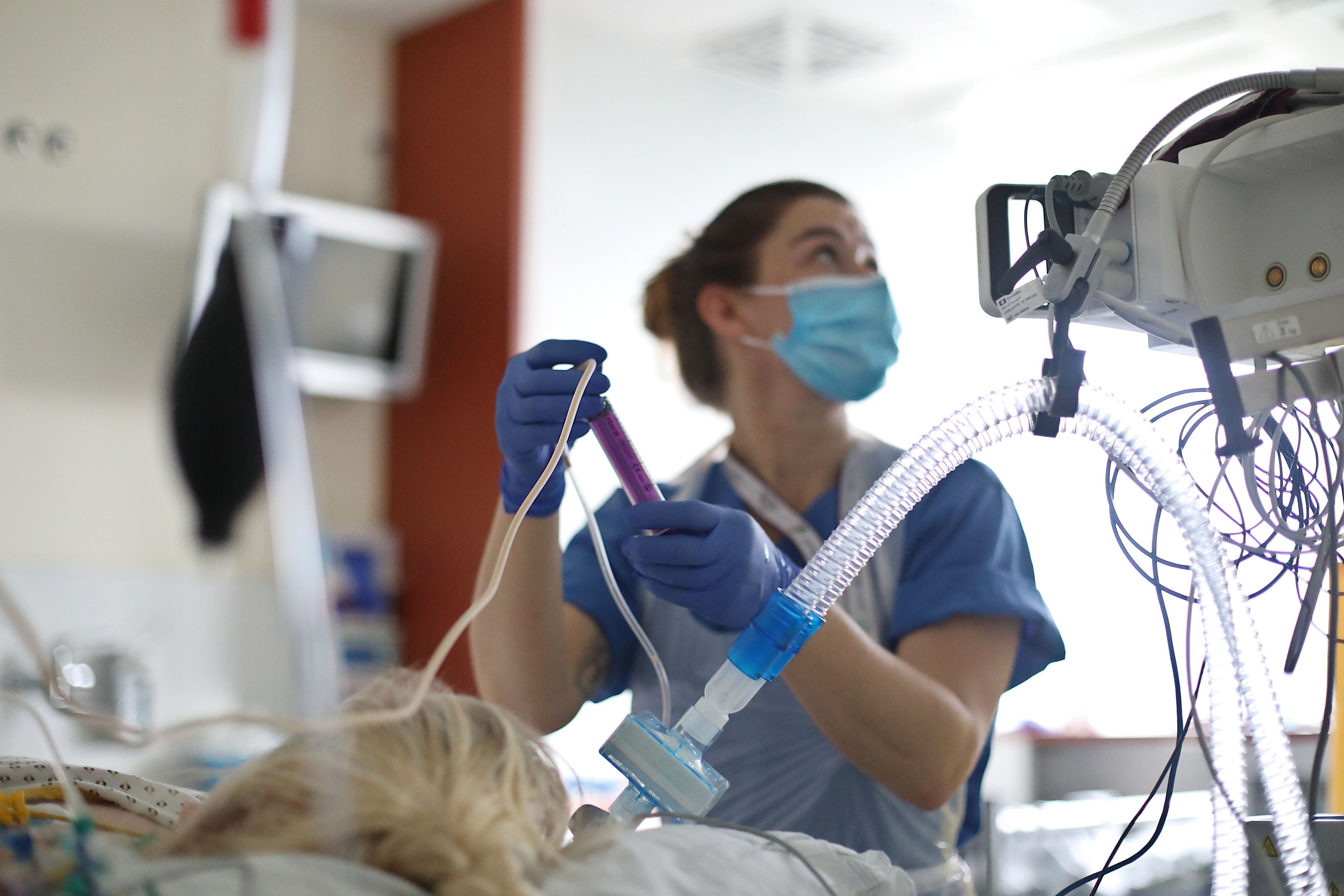 Eine Krankenschwester versorgt eine Patientin.