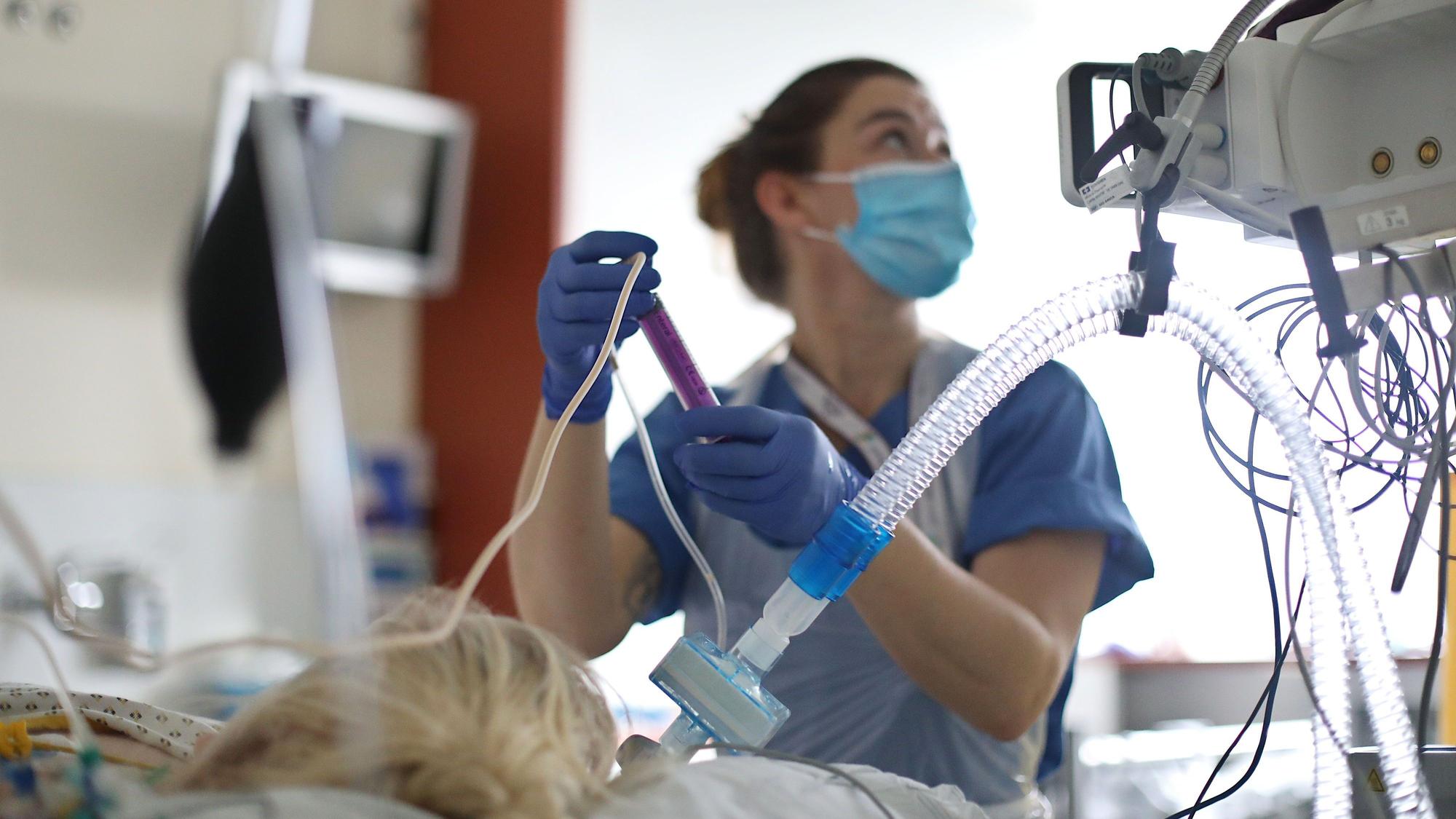 Eine Krankenschwester versorgt eine Patientin.