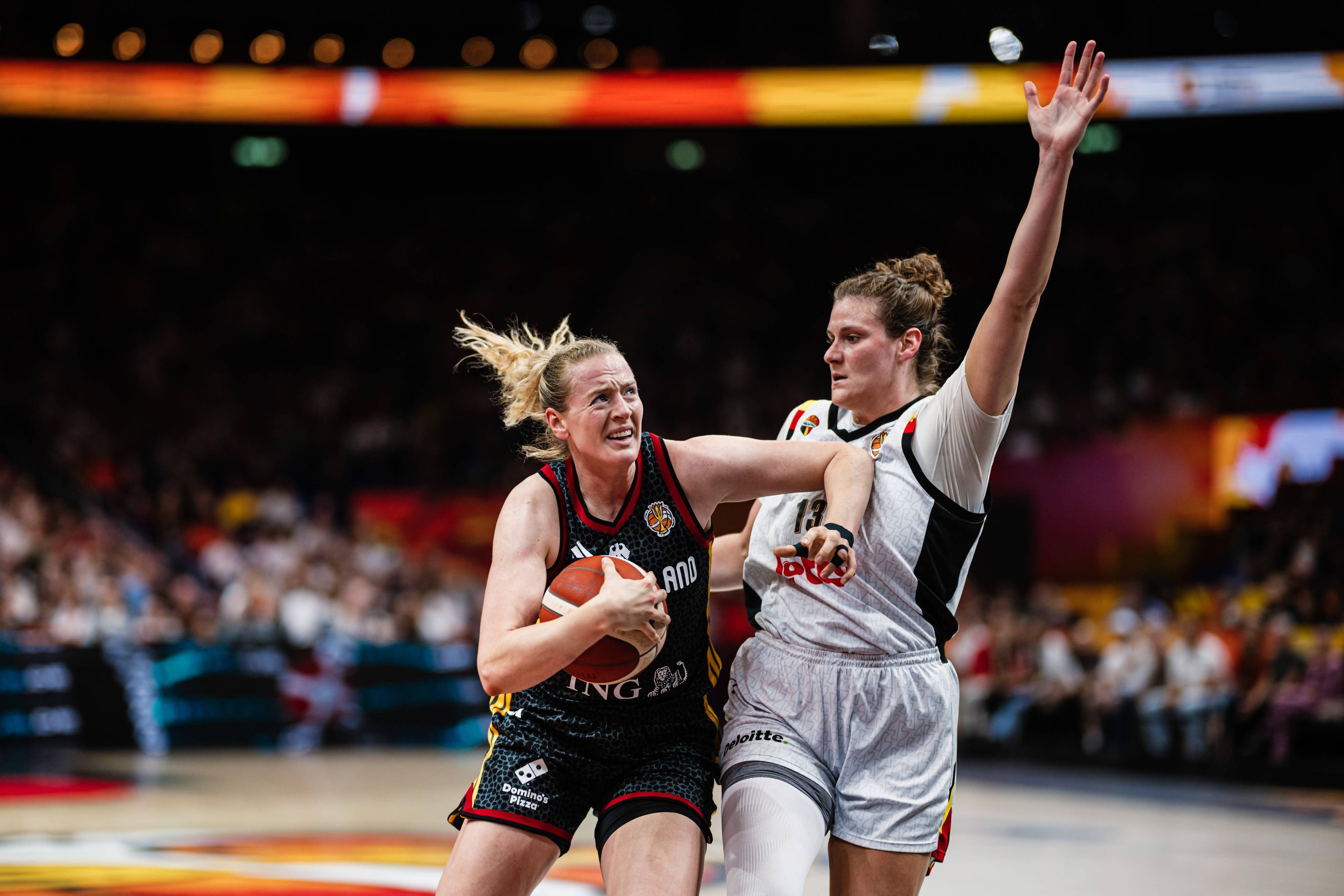 Zweikampfsituation im Basketball zwischen der Deutschen Marie Gülich und einer belgischen Gegnerin