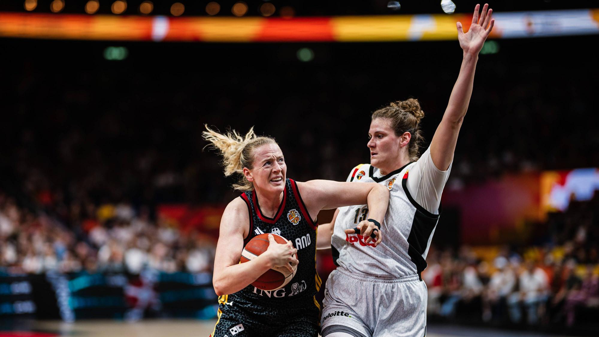 Zweikampfsituation im Basketball zwischen der Deutschen Marie Gülich und einer belgischen Gegnerin