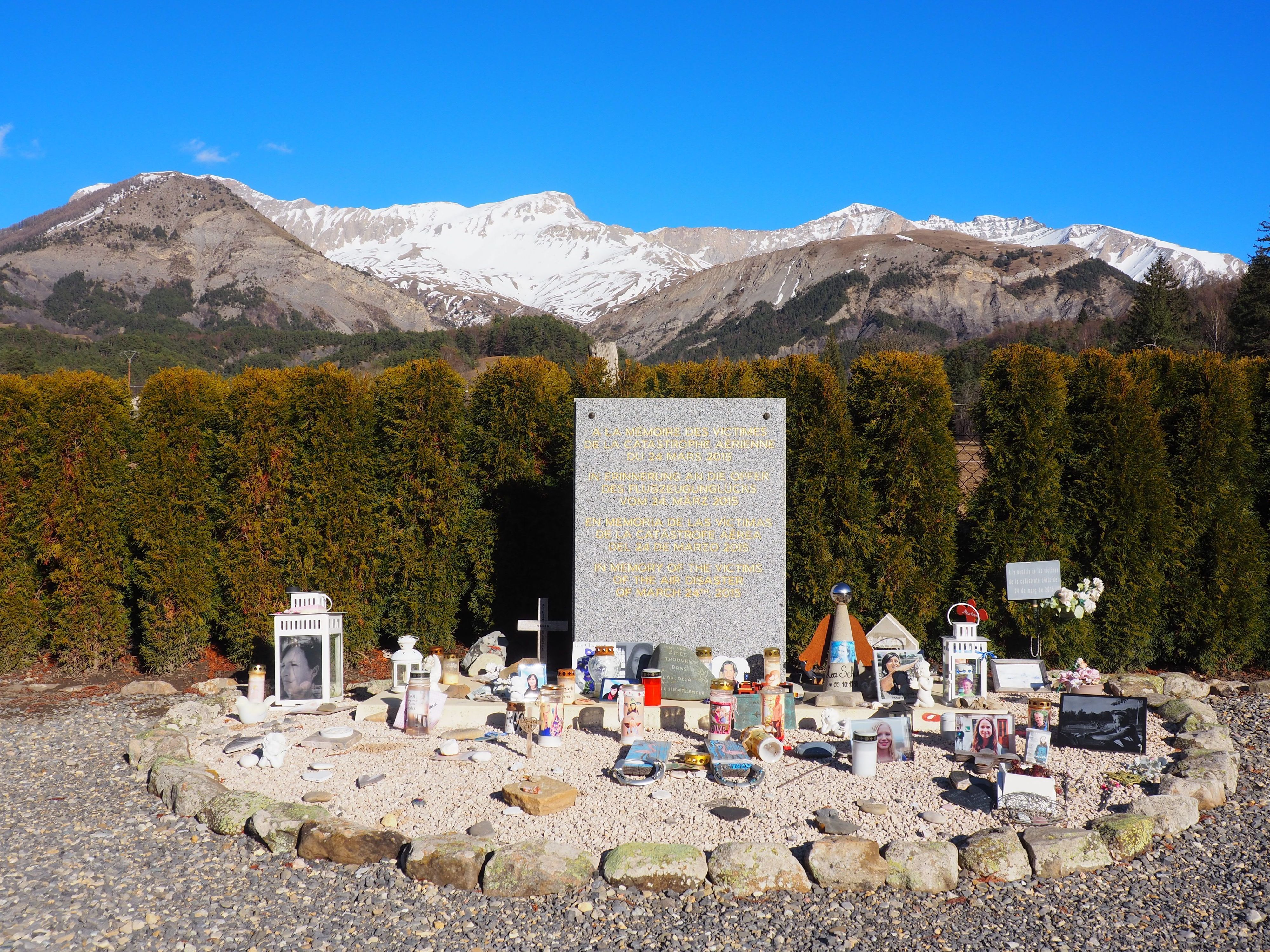 Eine Gedenktafel mit Inschriften in vier Sprachen erinnert an den Flugzeugabsturz einer Germanwings-Maschine in den Alpen. (Archivbild)
