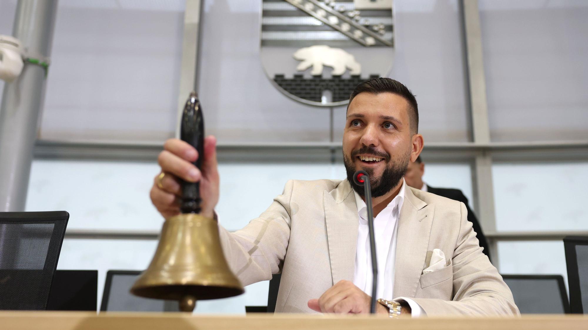 Magdeburg: Der neu gewählte Landtagspräsident Tobias Rausch (AfD) läutet nach einer Pause die Glocke während der konstituierenden Sitzung des Landtags von Sachsen-Anhalt.