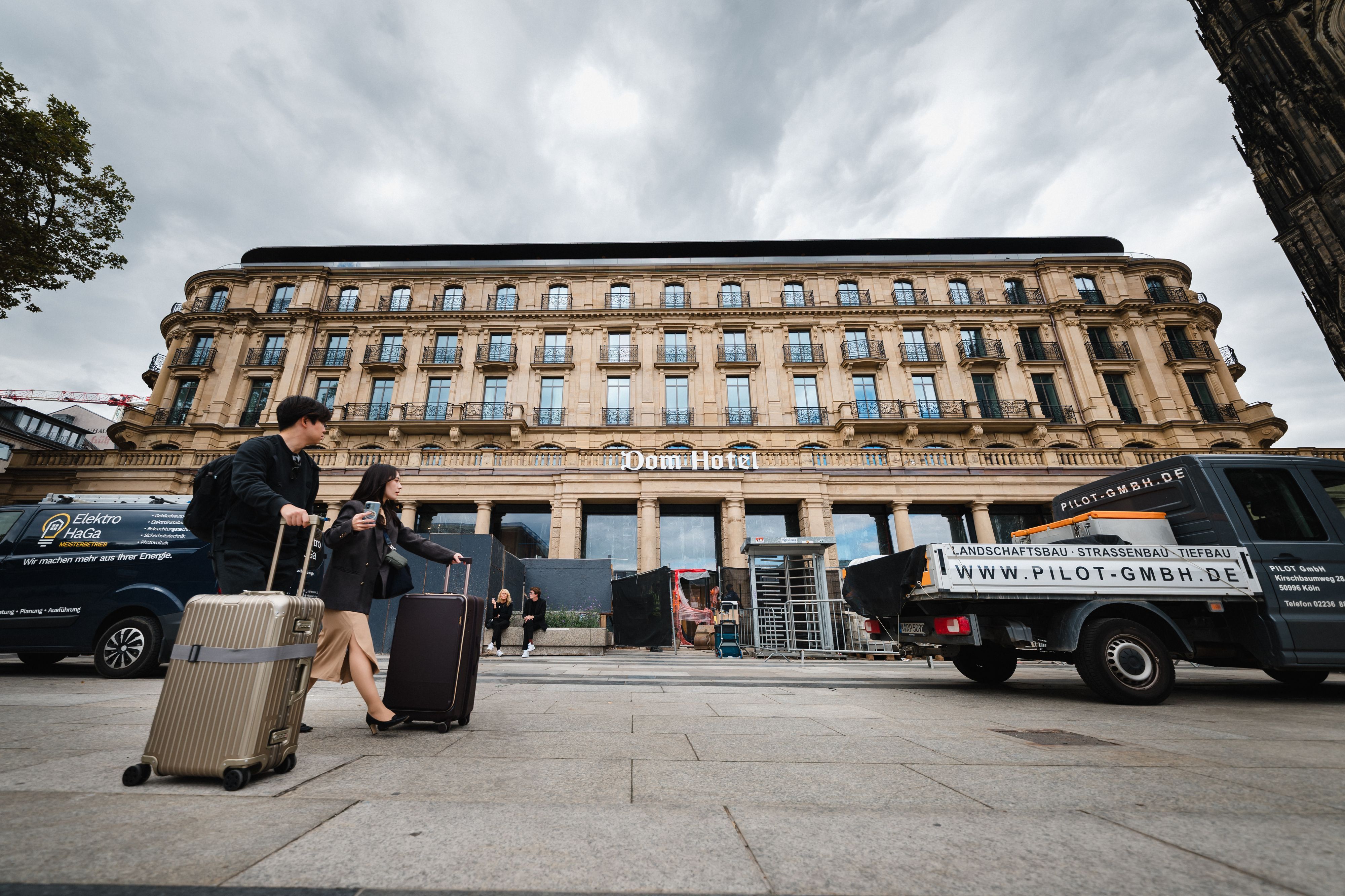 20260918, Köln: Außenansicht des Dom-Hotels. Das Luxushotel am Roncalliplatz ist seit Jahren eine Baustelle. Die Wiedereröffnung musste mehrfach verschoben werden und ist nun für das Jahr 2027 geplant. Foto. Costa Belibasakis