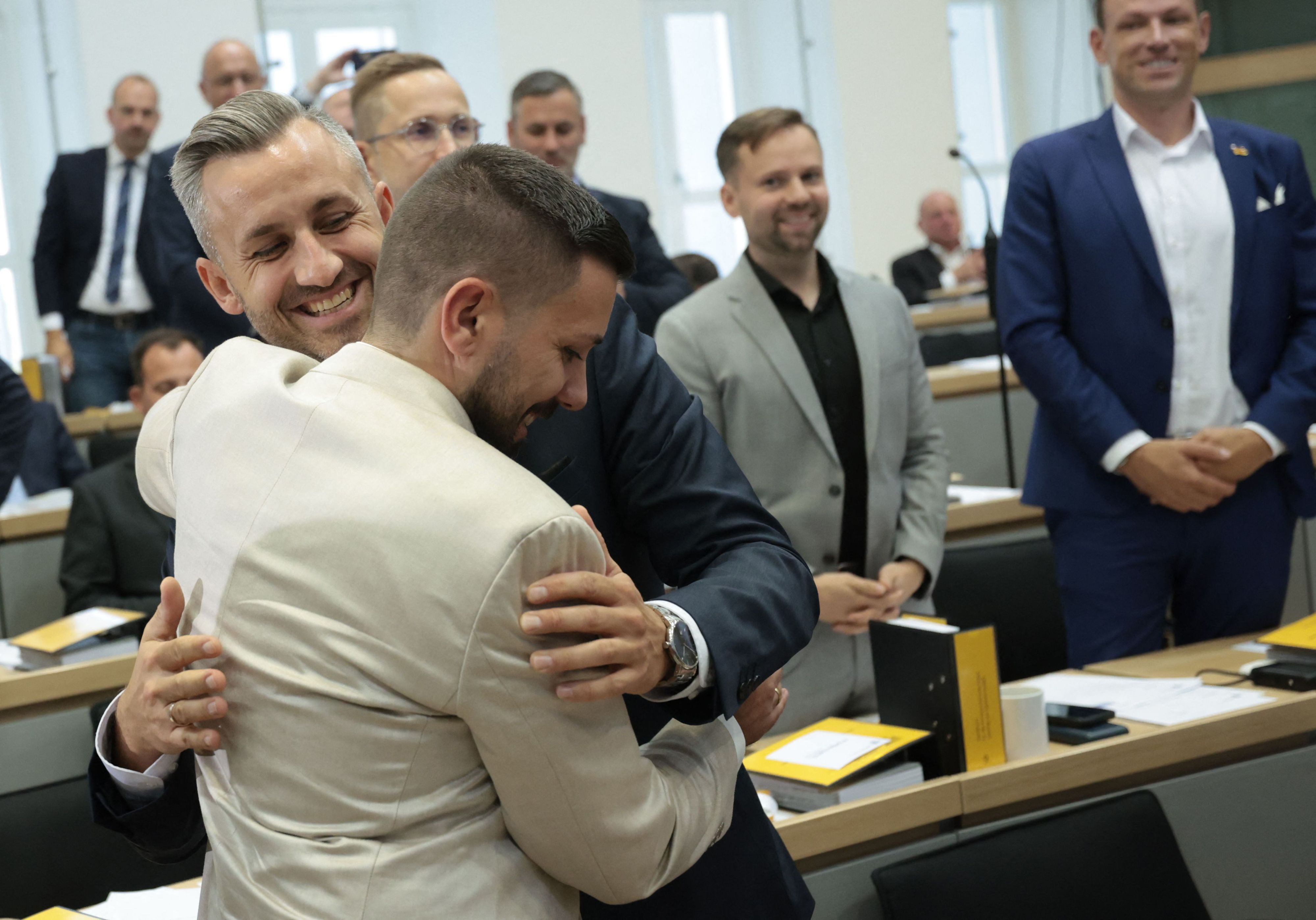 Tobias Rausch umarmt Ulrich Siegmund (beide AfD) nach seiner Wahl zum Landtagspräsidenten in Sachsen-Anhalt.