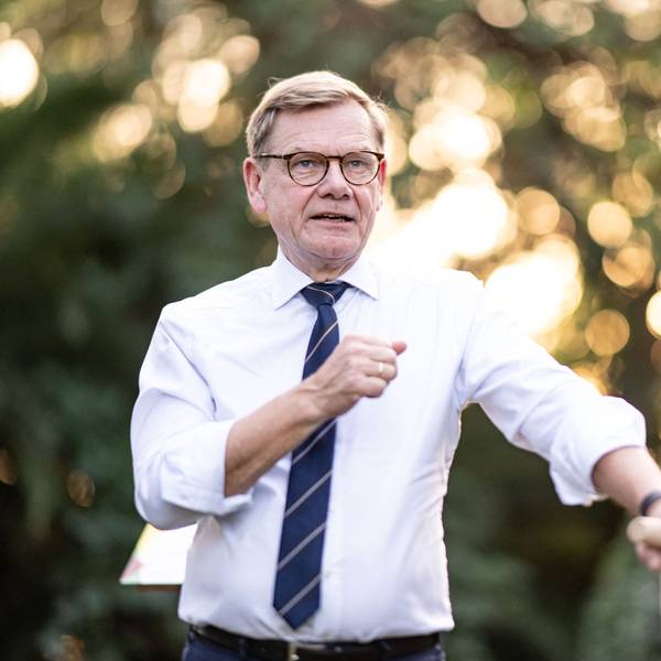 Außenminister Johann Wadephul (CDU) bei einer Baumpflanzung in der Residenz der Deutschen Botschaft in Rom.