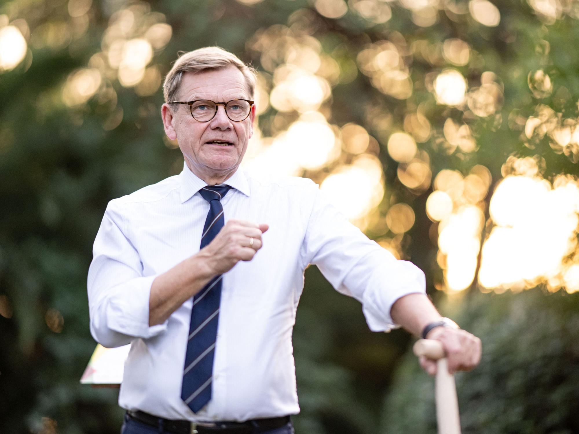 Außenminister Johann Wadephul (CDU) bei einer Baumpflanzung in der Residenz der Deutschen Botschaft in Rom.