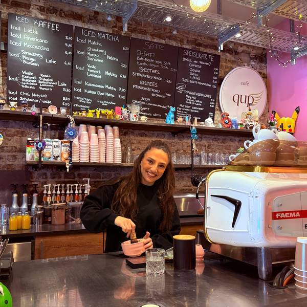 Das Café Qup in der Südstadt mit Chefin Kübra Türkan hinter der Theke.