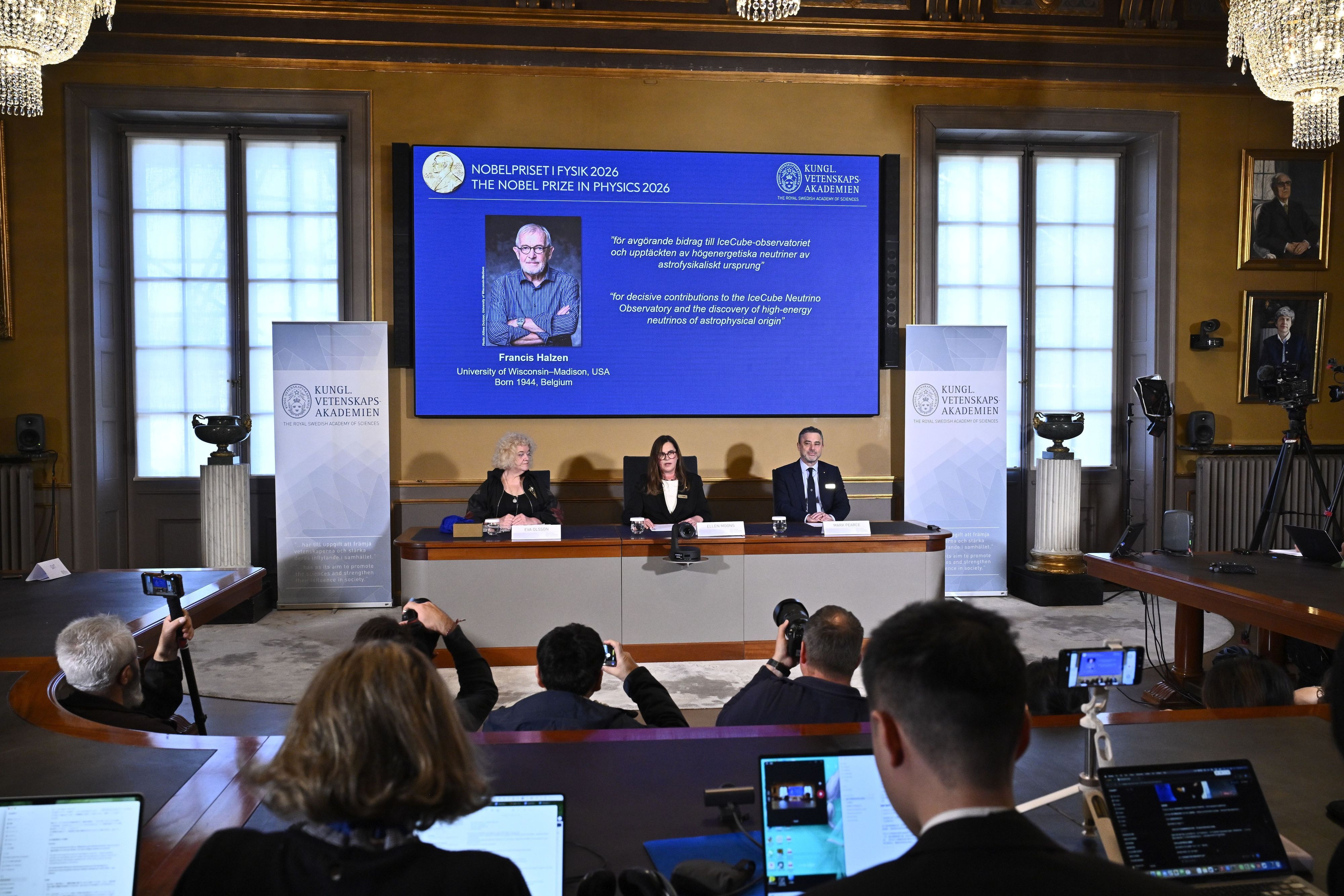 Während der Bekanntgabe des Preisträgers des Nobelpreises für Physik 2026 in der Königlich Schwedischen Akademie der Wissenschaften in Stockholm, Schweden, wird auf dem Bildschirm ein Porträt von Francis Halzen gezeigt.