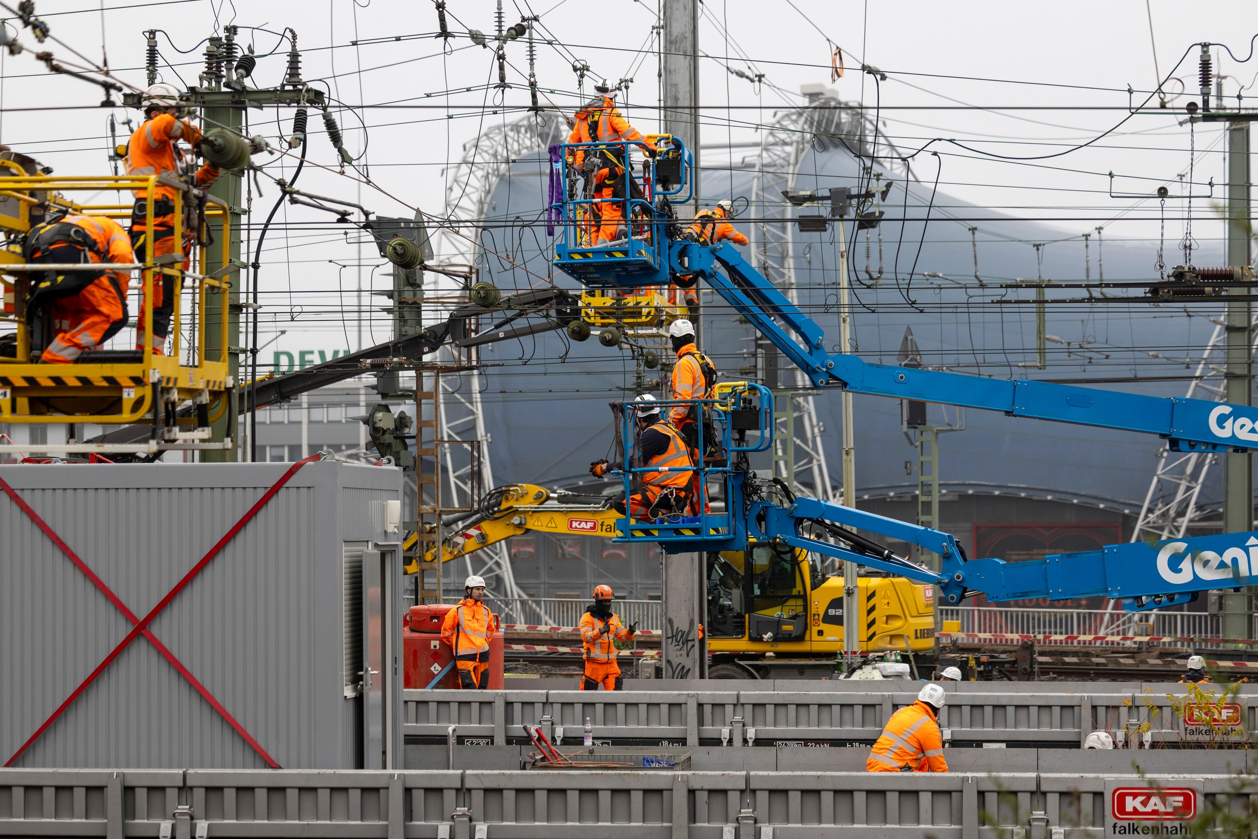 Am Kölner Hauptbahnhof sind Bauarbeiten für ein neues Stellwerk zu sehen.