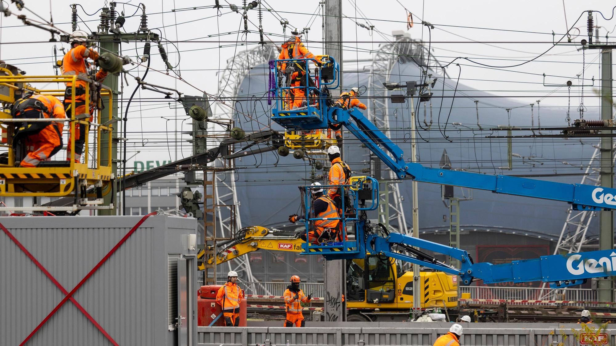 Am Kölner Hauptbahnhof sind Bauarbeiten für ein neues Stellwerk zu sehen.