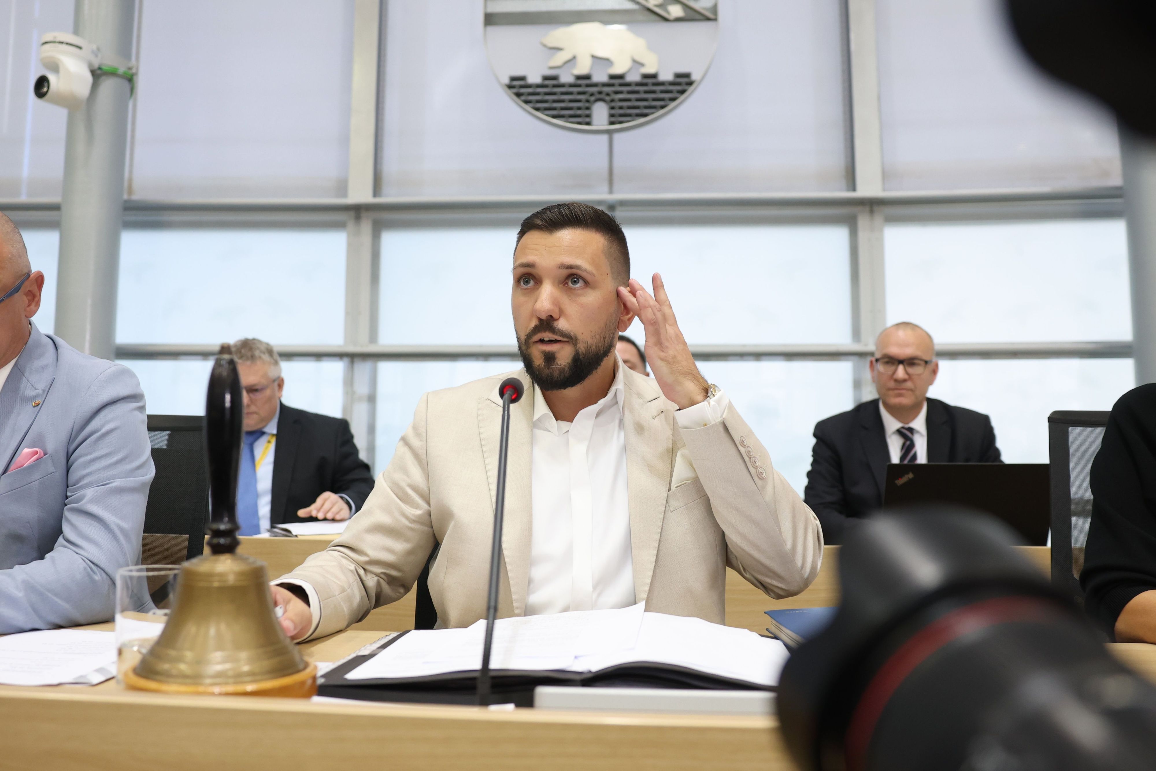 Der neugewählte Landtagspräsident Tobias Rausch (AfD) sitzt nach seiner Wahl am Pult während der konstituierenden Sitzung des Landtags von Sachsen-Anhalt.