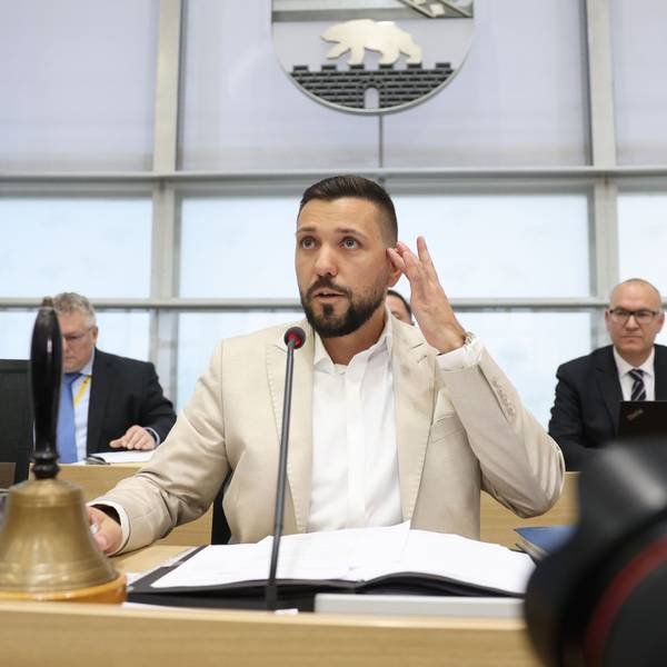Der neugewählte Landtagspräsident Tobias Rausch (AfD) sitzt nach seiner Wahl am Pult während der konstituierenden Sitzung des Landtags von Sachsen-Anhalt.