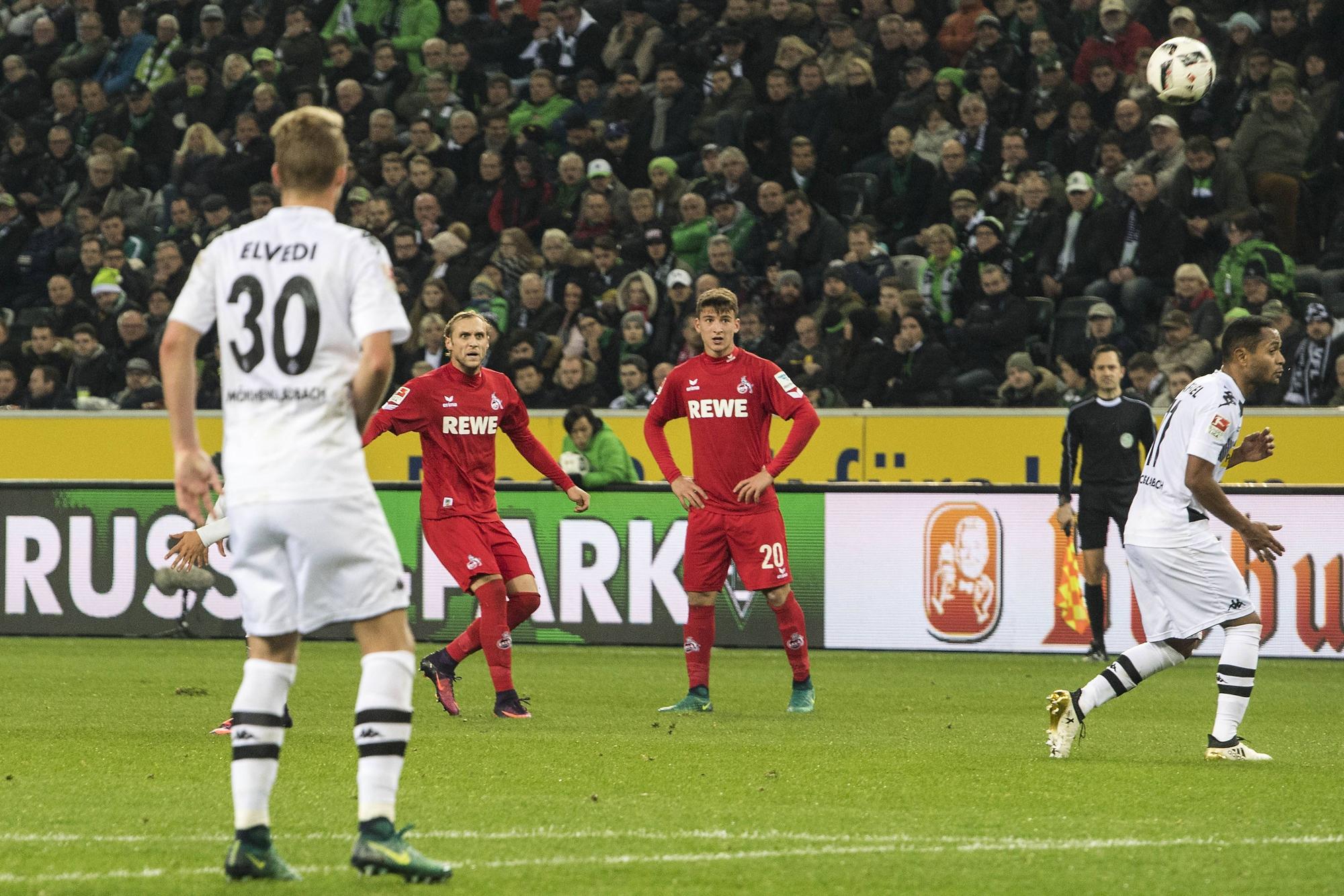 Marcel RISSE (K, 2.v.l.) erzielt das Tor, Siegtor, per Freistoss zum 2:1 unter interessierter Beobachtung von Salih OEZCAN (Özcan, K, 3.l.;) Fussball 1. Bundesliga, 11. Spieltag, Borussia Moenchengladbach (MG) - 1. FC Koeln (K) 1:2, am 19.11.2016 in Moenchengladbach / Deutschland.
Marcel Cracks K 2 v l reached the goal Siegtor Per Free kick to 2 1 under interested Observation from Salih Oezcan Özcan K 3 l Football 1 Bundesliga 11 Matchday Borussia Moenchengladbach MG 1 FC Cologne K 1 2 at 19 11 2016 in Moenchengladbach Germany