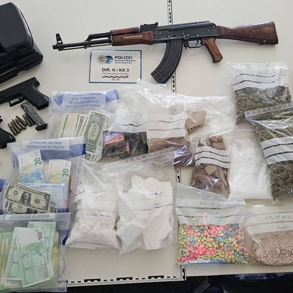 Polizei stellt Drogen und Waffen sicher