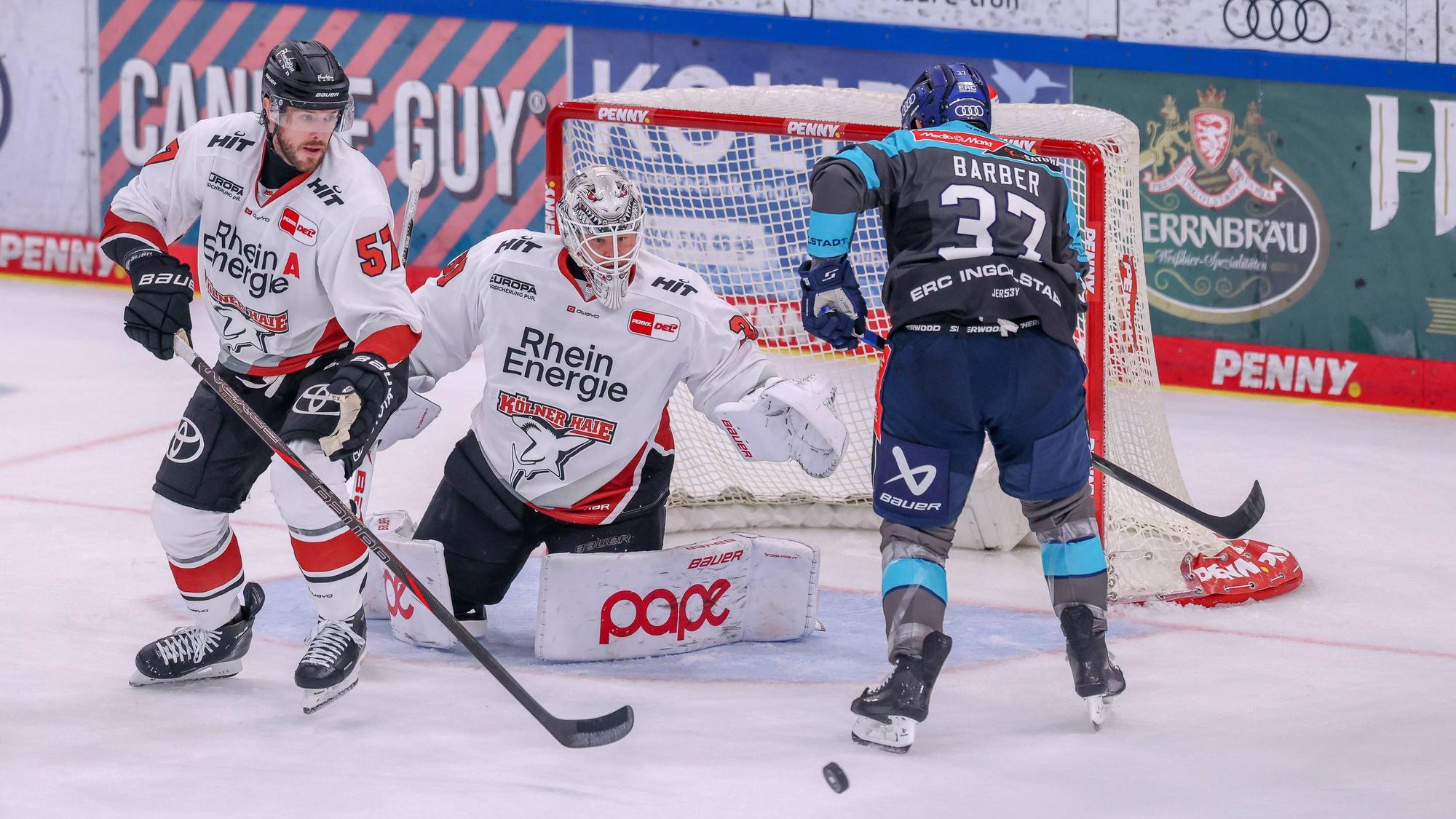 Ingolstadt, Deutschland 04. Oktober 2026: PENNY DEL - 2026/2027 - Sp. 6 - ERC Ingolstadt gegen Kölner Haie Im Bild: v. li. im Zweikampf Brady Austin KEC, Torhüter Nico Wiens KEC und Riley Barber ERCI *** Ingolstadt, Germany, October 4, 2026 PENNY DEL 20262027, Game 6: ERC Ingolstadt vs. Kölner Haie. Pictured, from left, in a one-on-one battle: Brady Austin KEC, goalie Nico Wiens KEC, and Riley Barber ERC Ingolstadt. Copyright: xFotostandx/xSchäferx