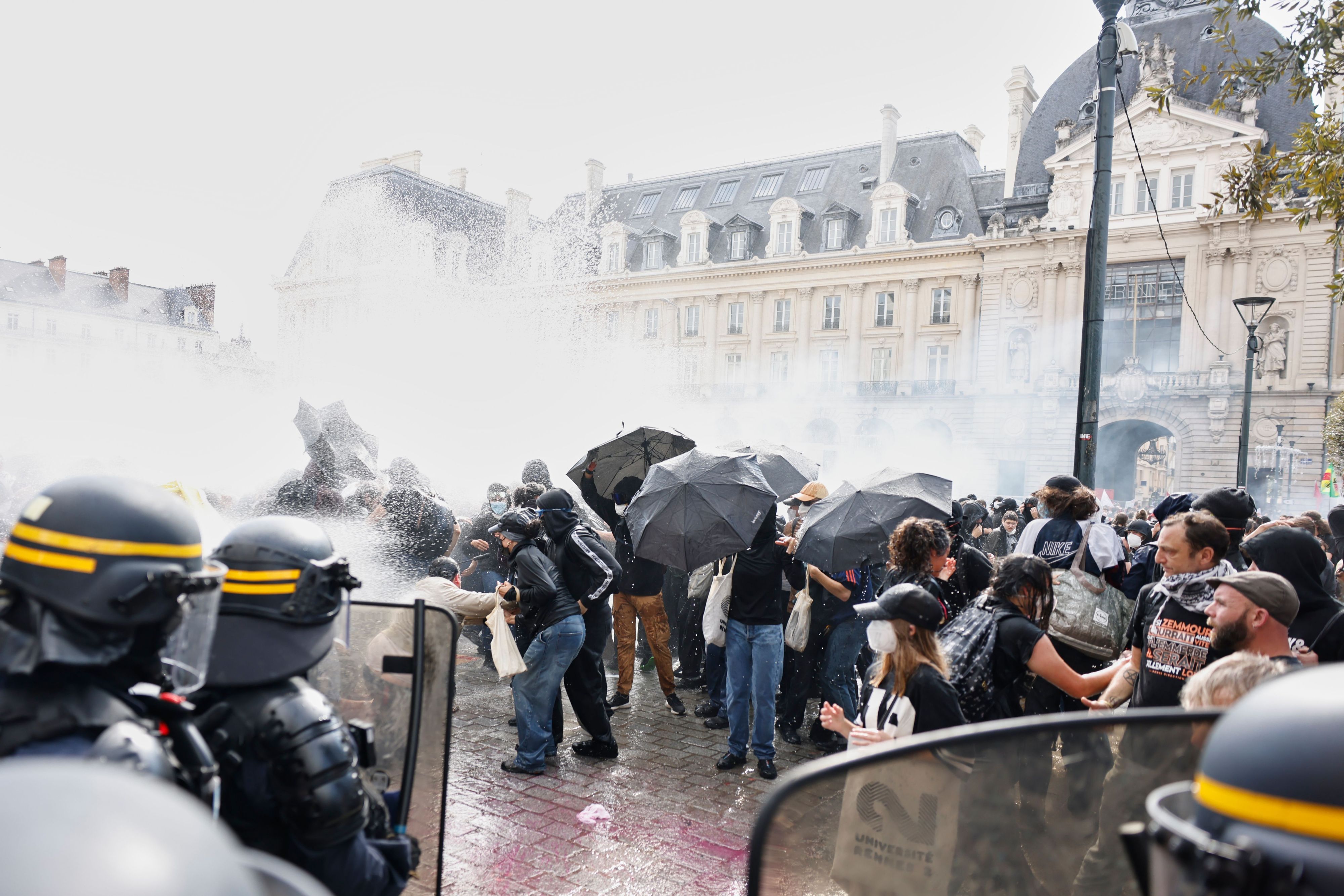 Frankreich, Rennes: Die Bereitschaftspolizei setzt Wasserwerfer ein, als sie bei einer Demonstration gegen unterfinanzierte Schulen in Rennes im Westen Frankreichs auf Schüler trifft.