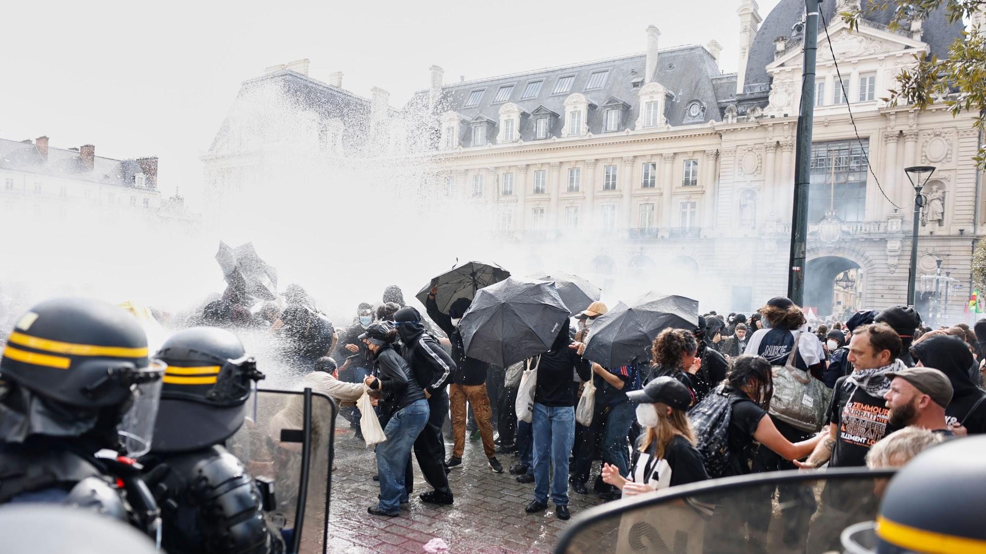Frankreich, Rennes: Die Bereitschaftspolizei setzt Wasserwerfer ein, als sie bei einer Demonstration gegen unterfinanzierte Schulen in Rennes im Westen Frankreichs auf Schüler trifft.