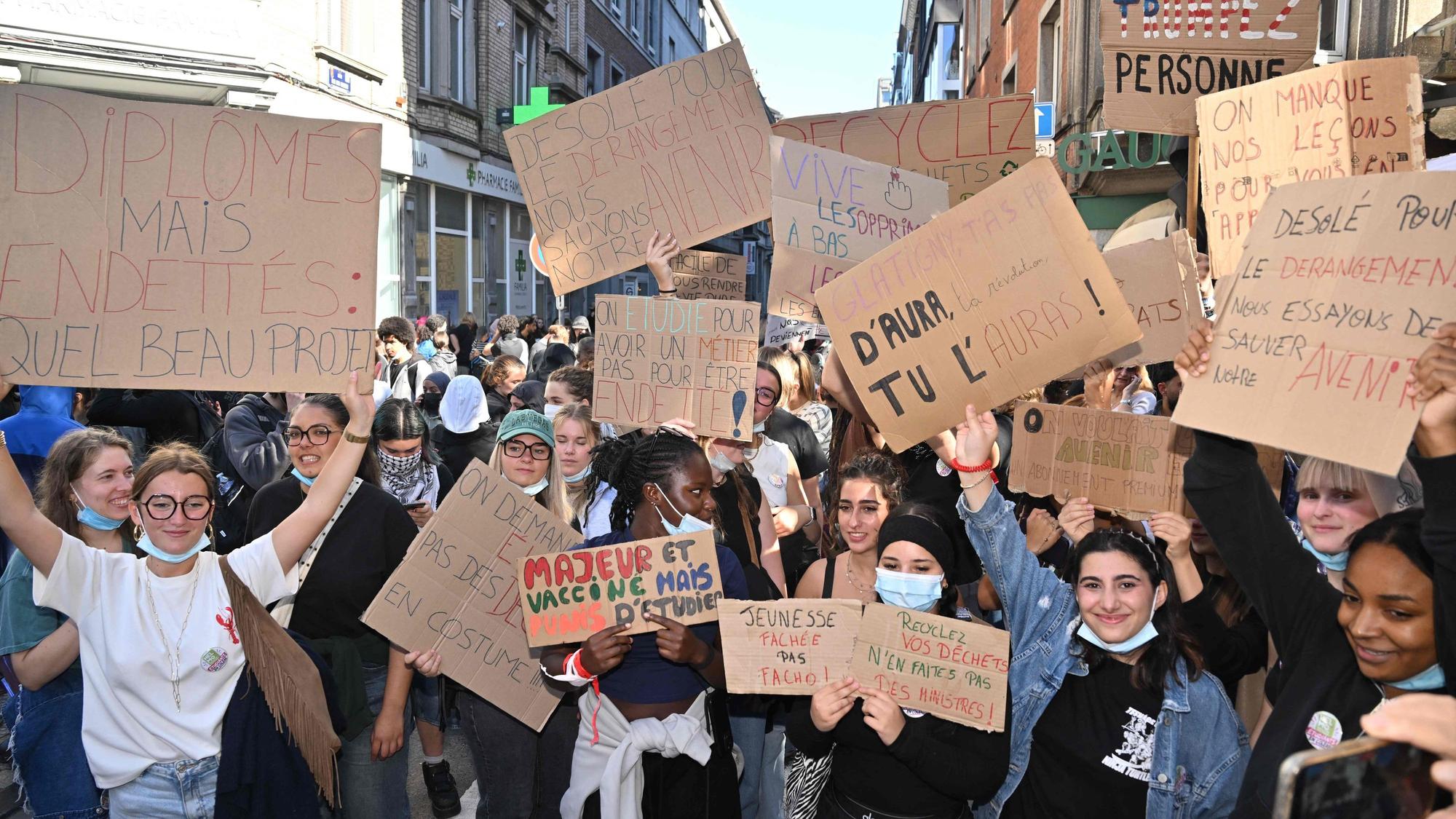 Demonstrierende versammeln sich am 6. Oktober 2026 in Lüttich bei einem Protest gegen Bildungsreformen und Haushaltskürzungen.