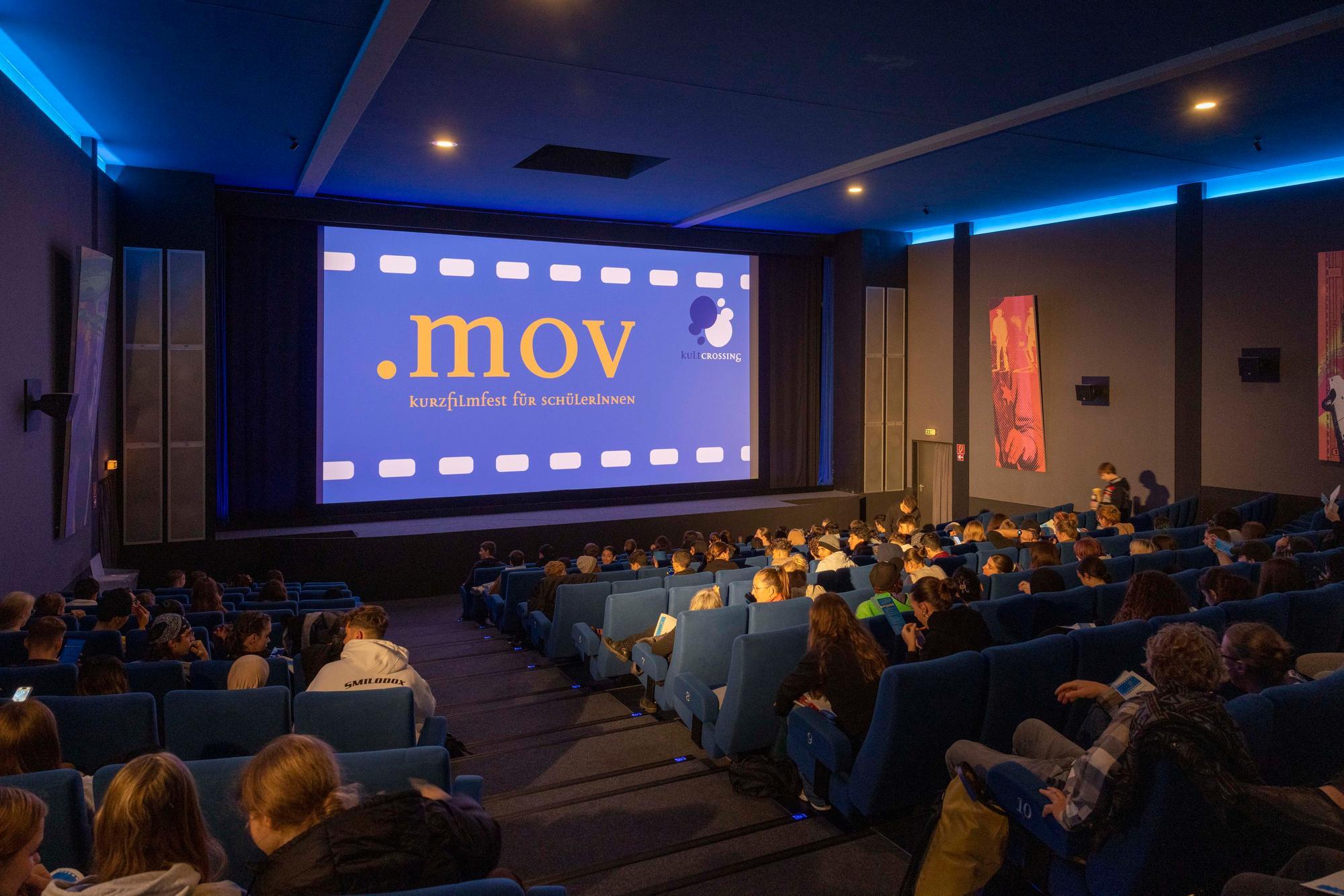 Schülerinnen und Schüler in einem Kinosaal beim Kurzfilmfest „.mov“