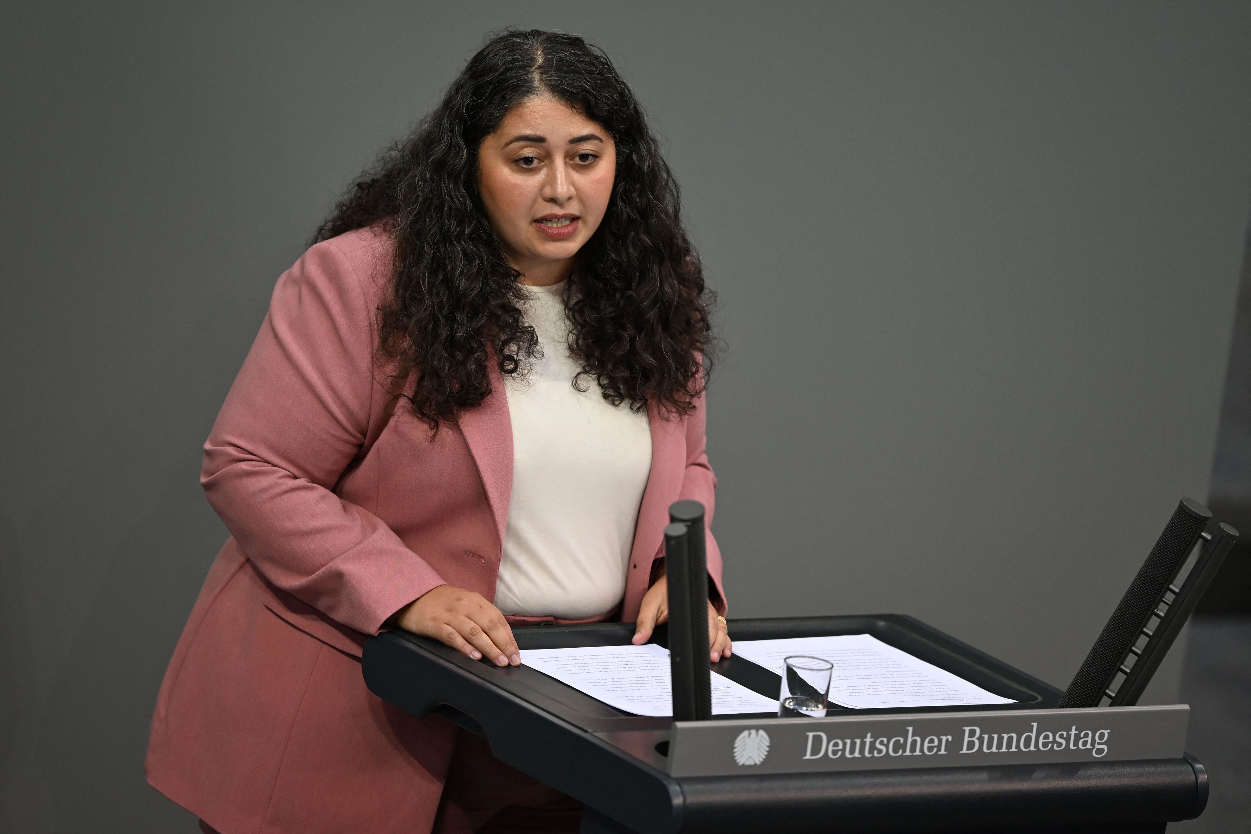 Sanae Abdi (SPD) spricht im Bundestag im Rahmen der Haushaltsberatungen. (Archivbild)