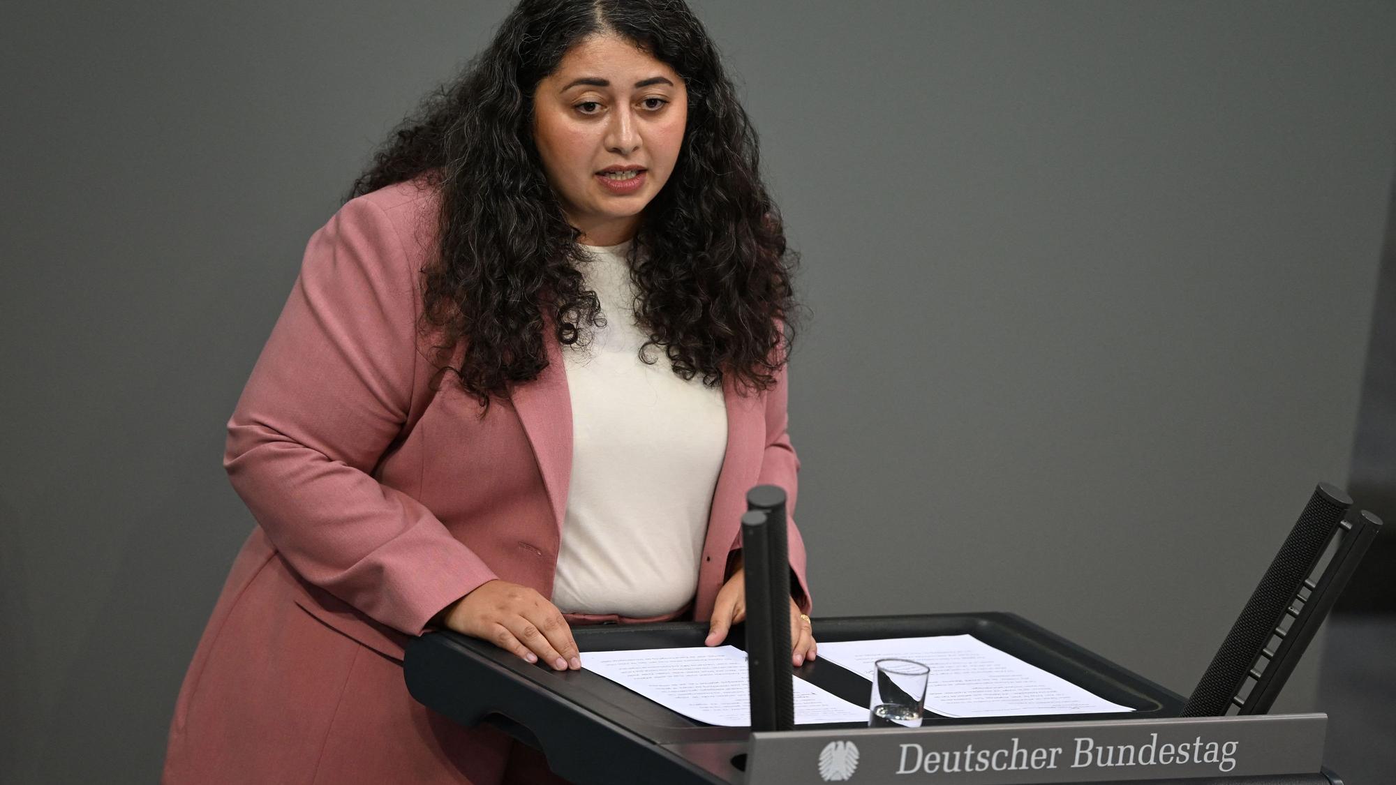 Sanae Abdi (SPD) spricht im Bundestag im Rahmen der Haushaltsberatungen. (Archivbild)