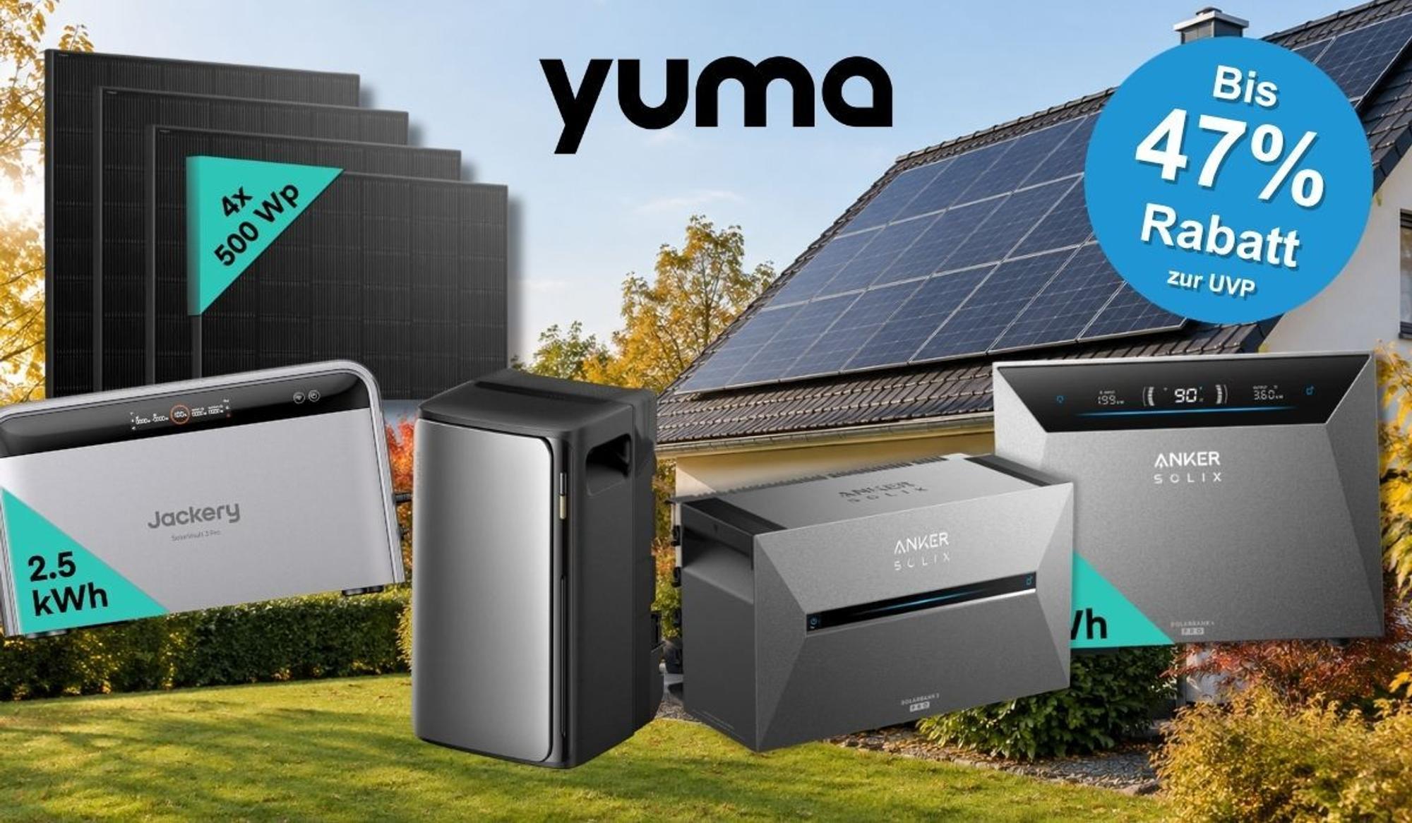 Jackery SolarVault 3 Pro (2,5 kWh) und mehrere Anker Solix Heimspeicher sowie vier Solarmodule à 500 Wp vor einem modernen Einfamilienhaus mit Solardach und herbstlichem Garten. Blauer Button mit Hinweis auf bis zu 47 % Rabatt zur UVP.