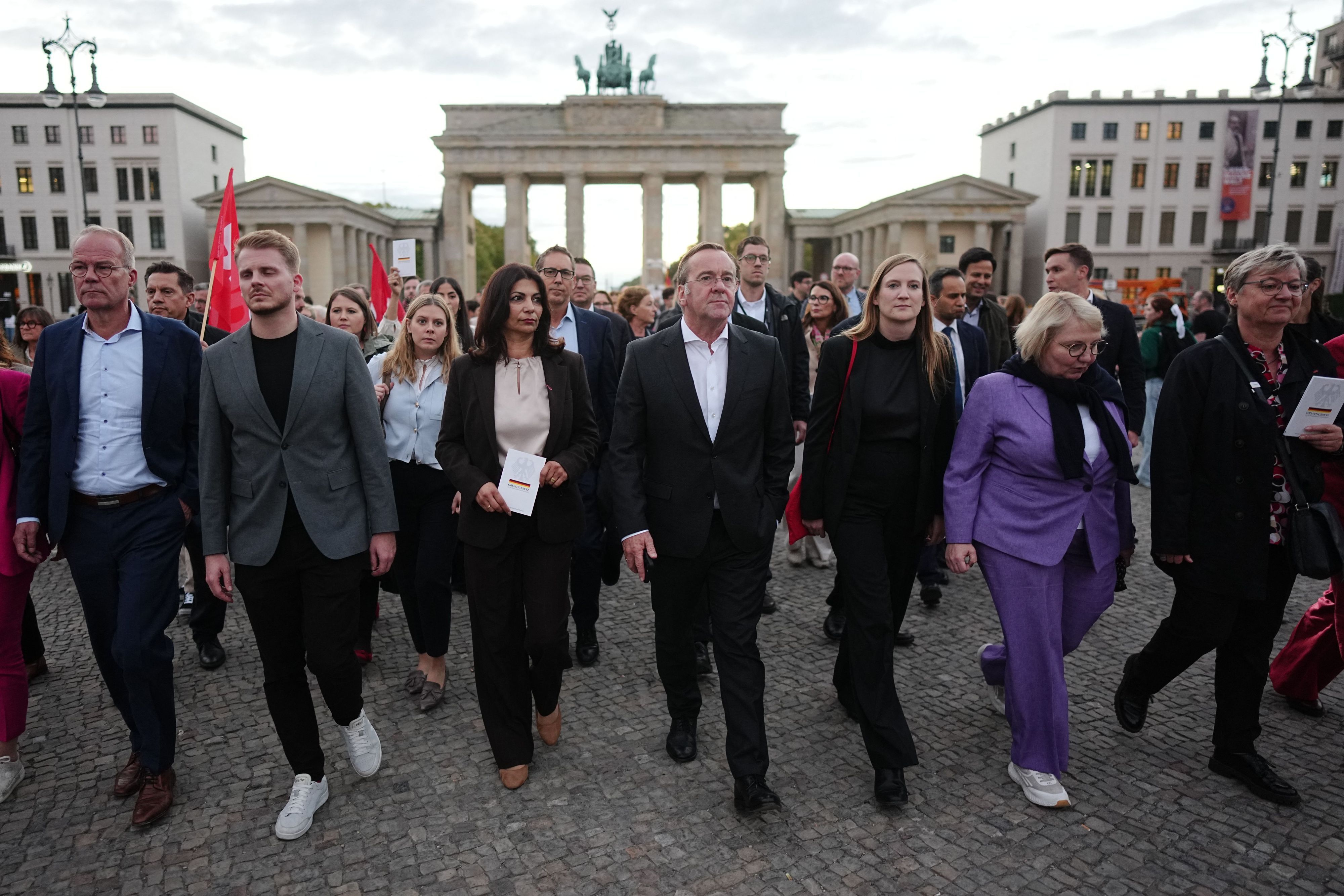 Matthias Miersch (l-r), SPD-Fraktionsvorsitzender, Tim Klüssendorf (SPD), Derya Türk-Nachbaur (SPD), Verteidigungsminister Boris Pistorius (SPD) und Carmen Wegge (SPD) gehen mit anderen Mitgliedern der SPD‑Bundestagsfraktion anlässlich der konstituierenden Landtagssitzung in Sachsen-Anhalt und der damit verbundenen Wahl des AfD-Landtagspräsidenten vom Reichstagsgebäude zum Bebelplatz.