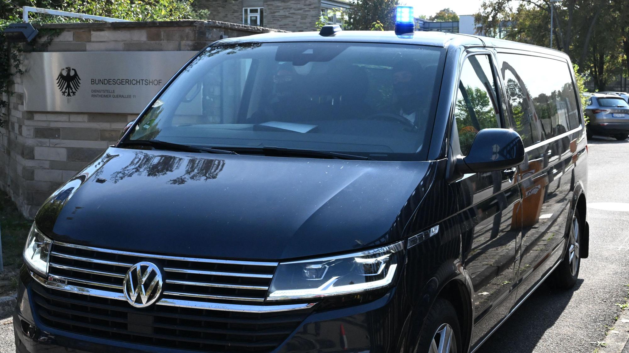 Zivile Polizeifahrzeuge verlassen am Mittwoch (7. Oktober) das Gelände des Bundesgerichtshofes. Der frühere Präsident des Bundesnachrichtendienstes, Hanning, wurde in Karlsruhe dem Ermittlungsrichter am Bundesgerichtshof vorgeführt.