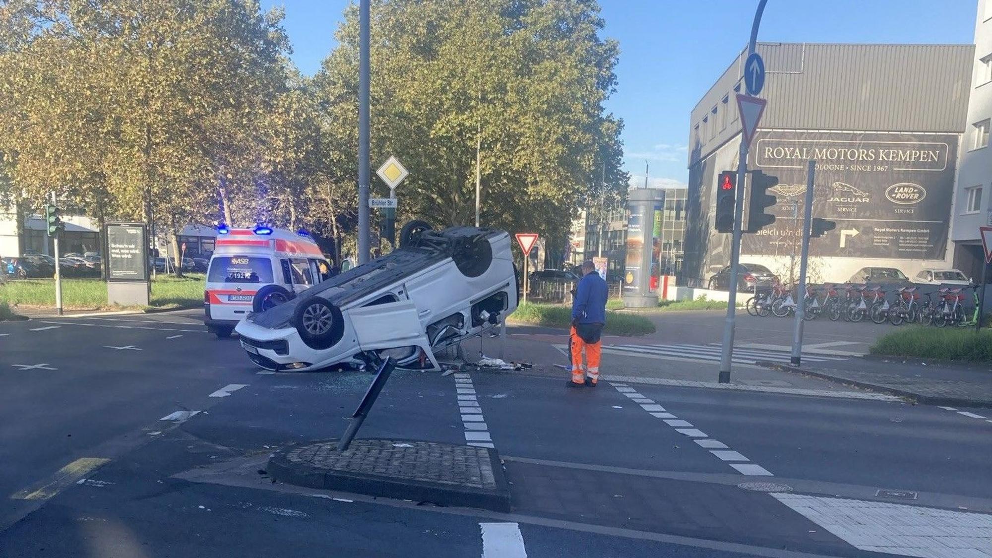Nach einer Kollision ist ein Fahrzeug auf einer Kreuzung im Kölner Süden auf dem Dach liegengeblieben.
